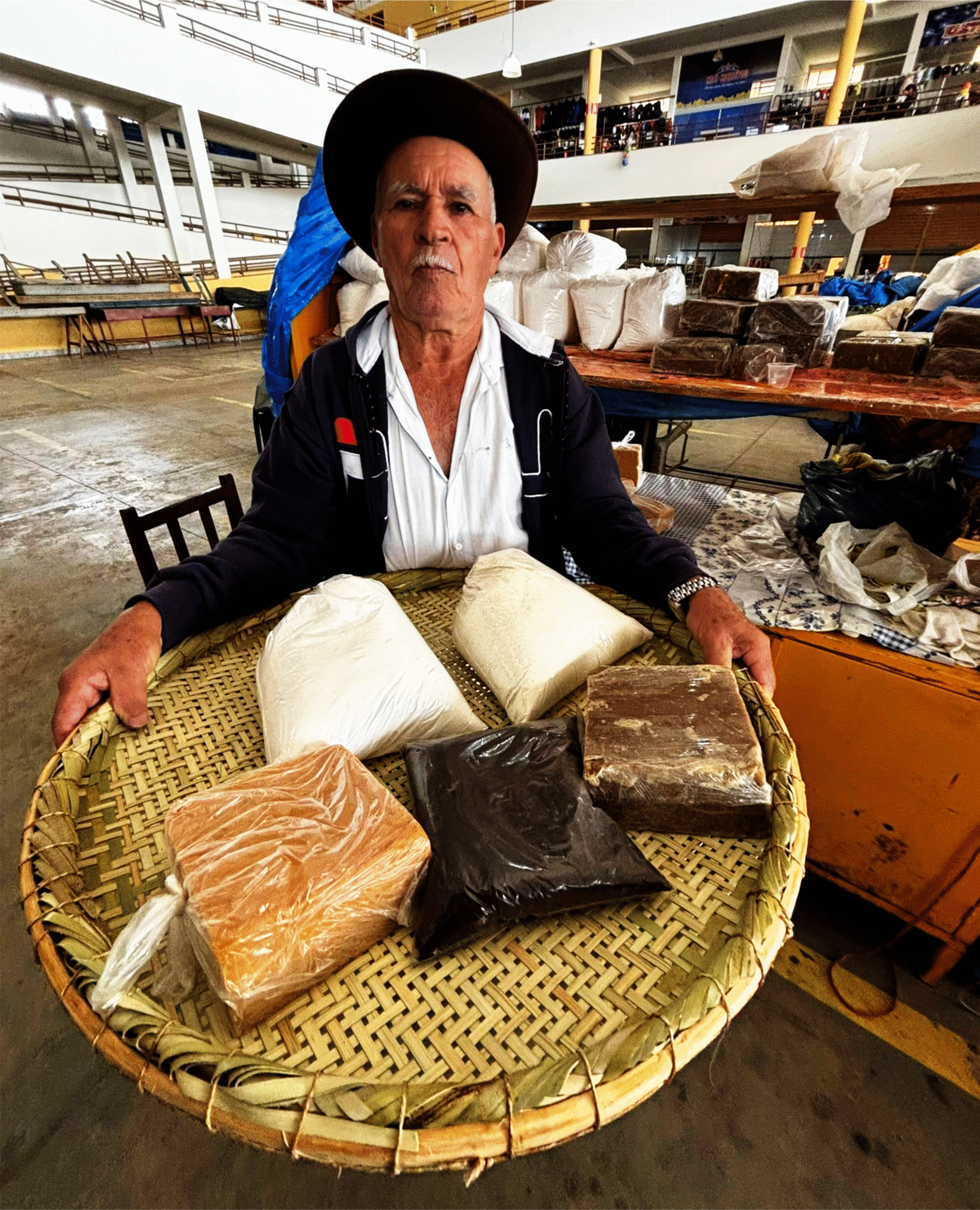 Suas vassouras e peneiras não saem de fábrica; brotam do mato, da palha do coqueiro, do que o sertão dá com generosidade.