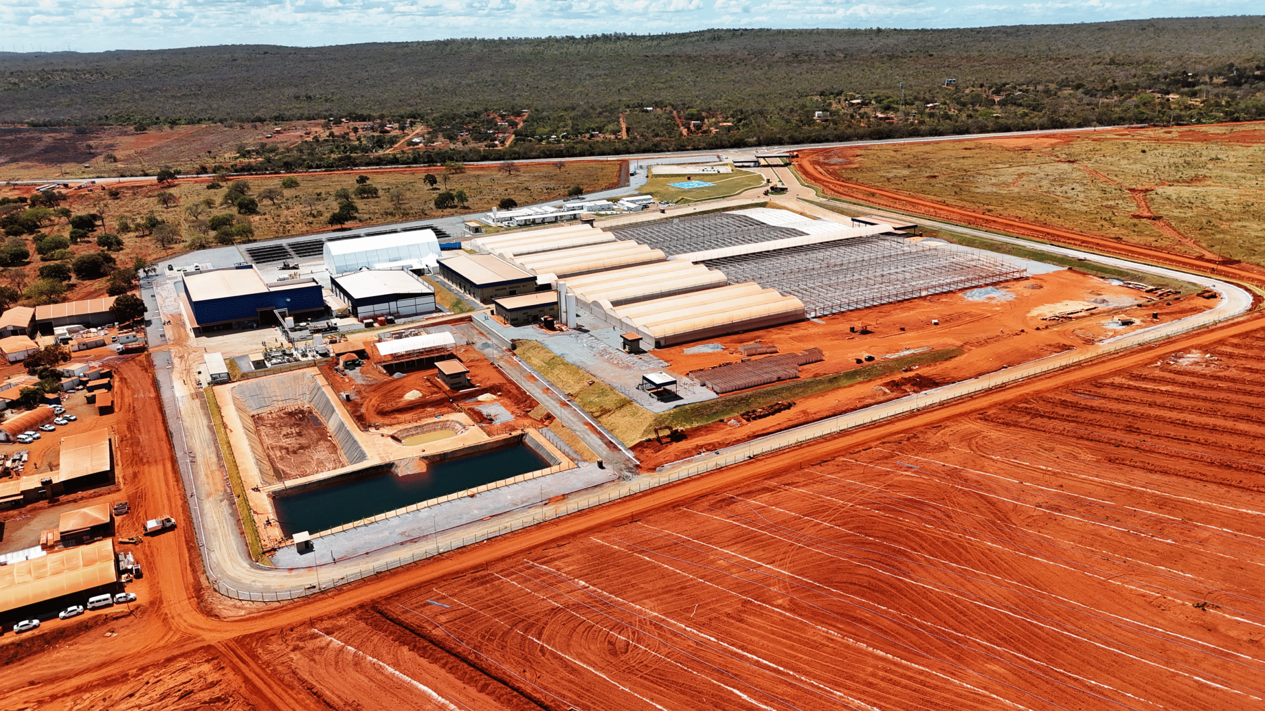 A lembrança de projetos inacabados
Entretanto, não consigo deixar de recordar outras iniciativas semelhantes que ficaram pelo caminho. Um exemplo marcante foi o da Petra Energia S/A, que instalou um poço de extração de gás em São João da Lagoa, a apenas 60 km de Montes Claros. 