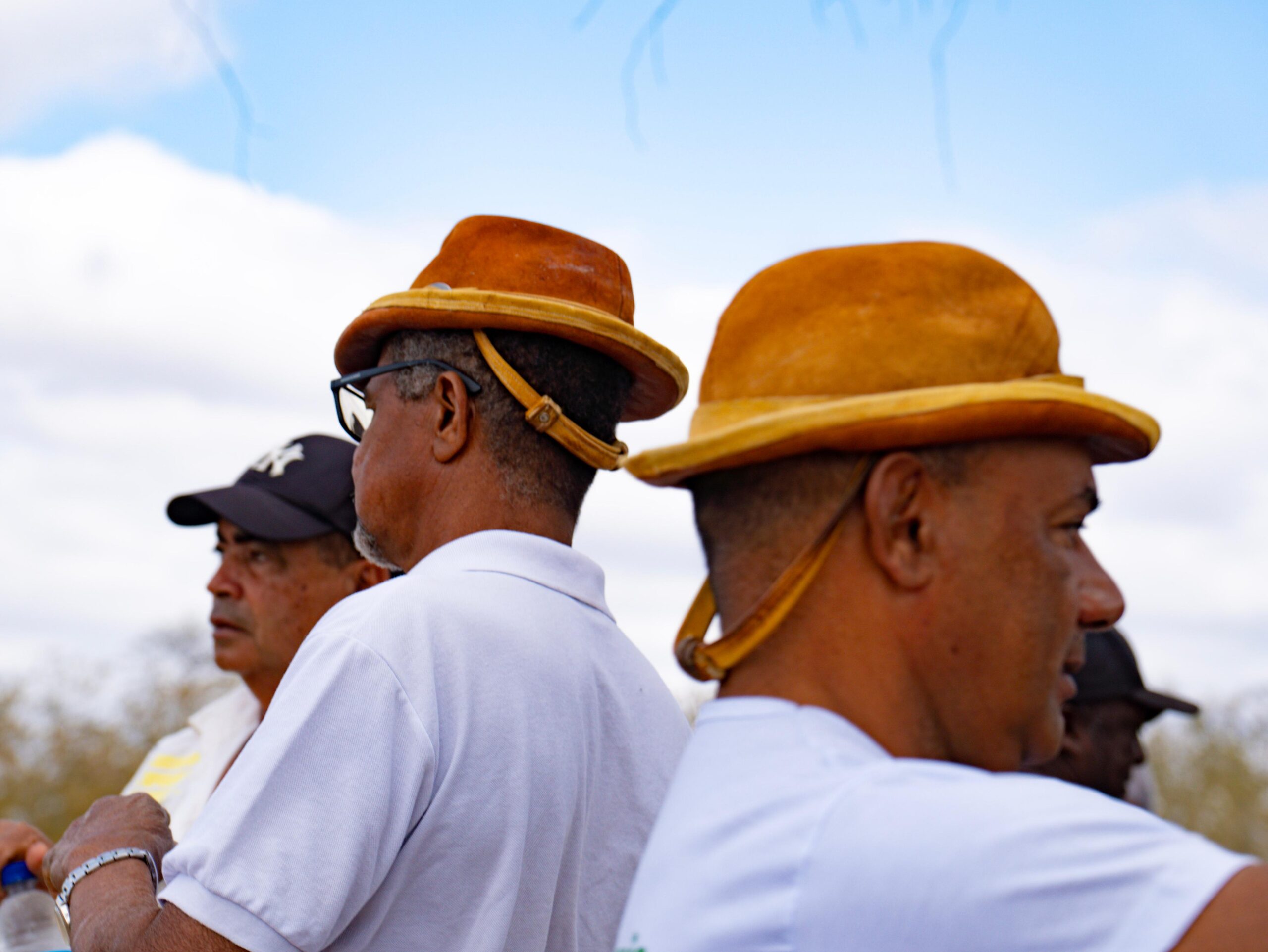 Na visita, conversei com moradores, famílias inteiras que há gerações sobrevivem do que a terra oferece. Escutei relatos emocionados, colhi documentos e registrei imagens.