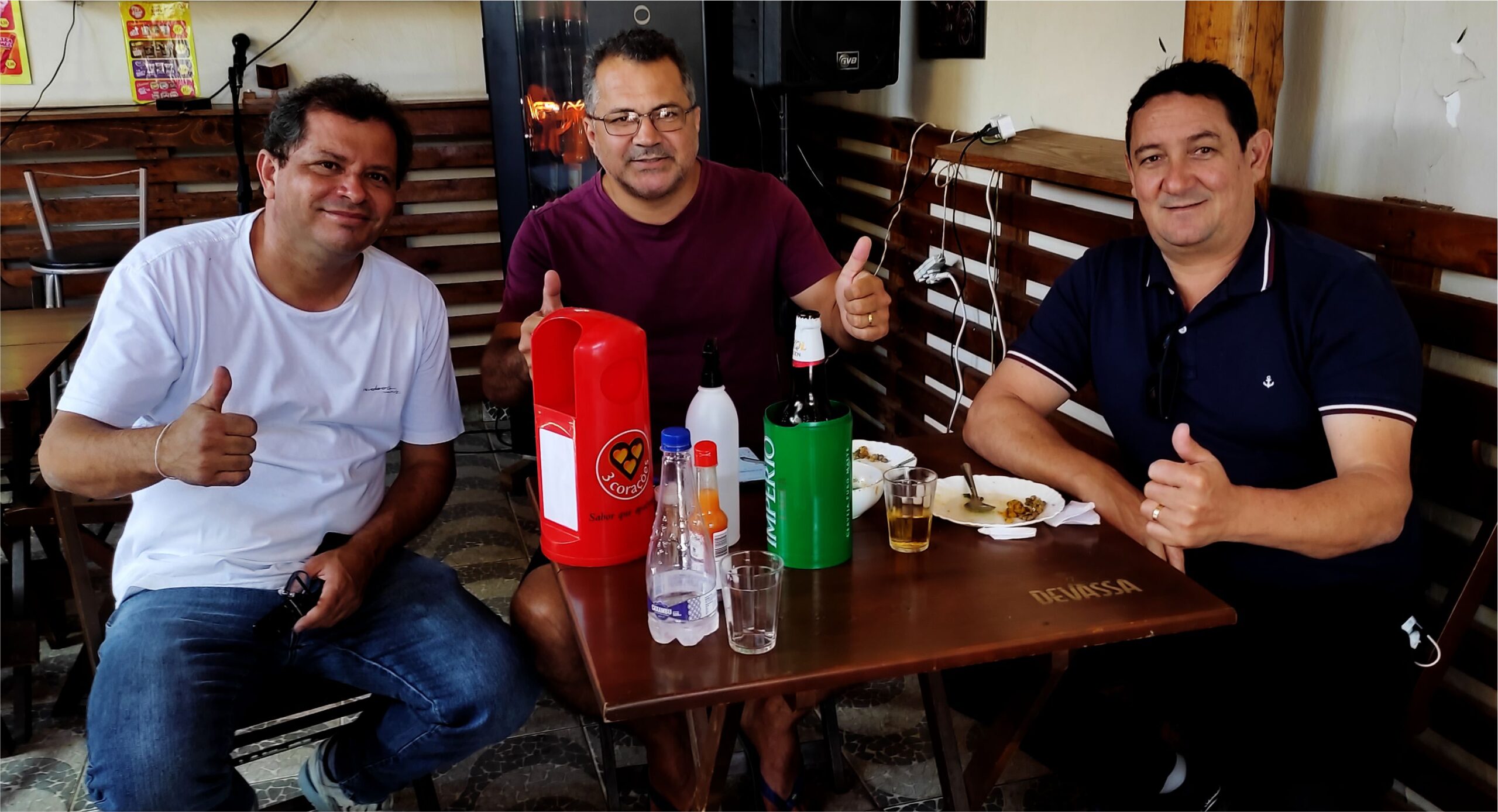 Nas redondezas da Rua Padre Teixeira, o Bar do Du tornou-se ponto de encontro de artistas, boêmios e amantes da cultura. Já o lendário Bar do Joaquim, na esquina de um dos famosos becos da Baixada, é um verdadeiro templo da memória popular — talvez o mais autêntico boteco cultural de Montes Claros.