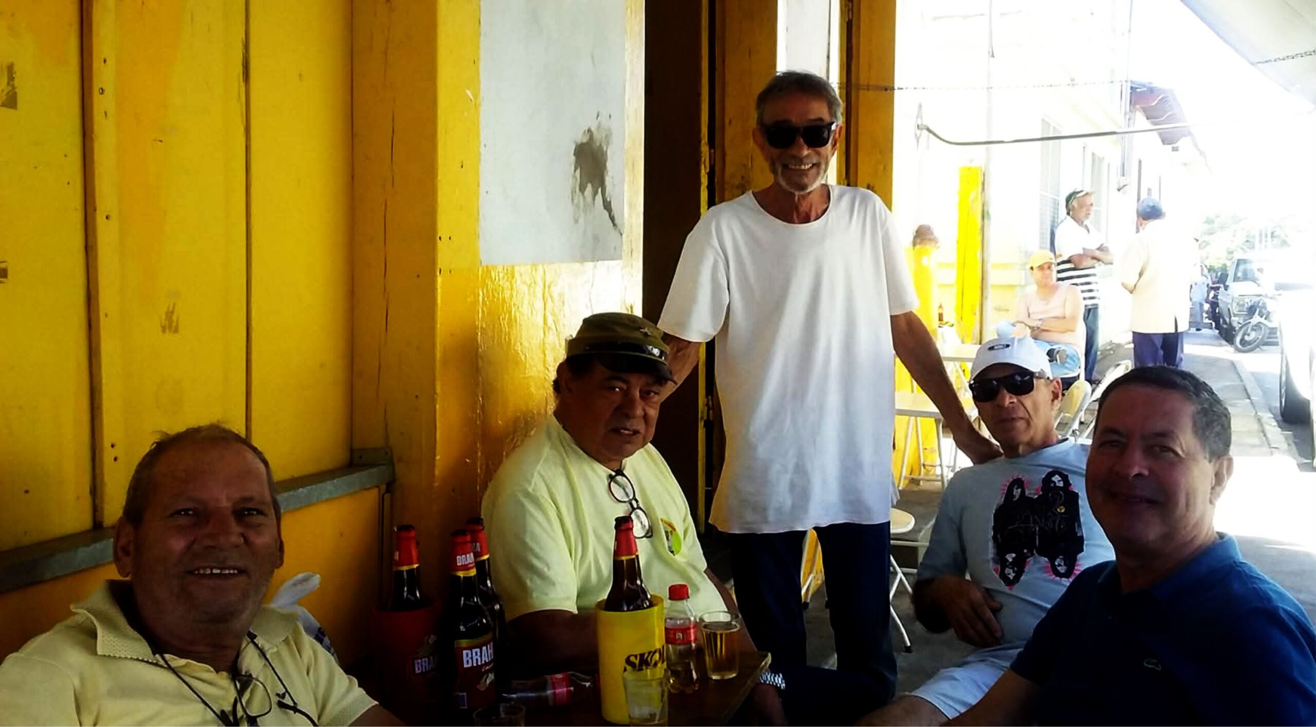 No Bar do Joaquim, a cultura não é levada — ela nasce ali.
Nasce no riso despretensioso dos amigos, nos bate-papos ao cair da tarde, naquele happy hour tipicamente catrumano. Por ali já passaram figuras inesquecíveis, artistas que deixaram marcas profundas na história local e que amavam a Velha Baixada mais que qualquer “Rapariga do Bonfim”: