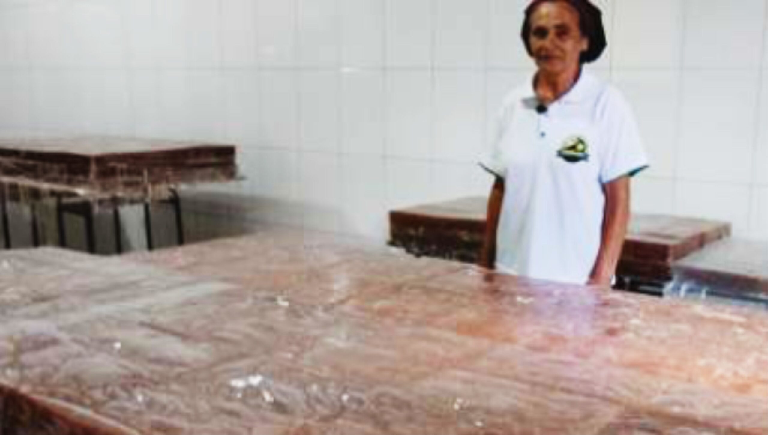 O doce de marmelo paraisense é considerado um produto nobre. Feito de forma quase artesanal, sem conservantes e com frutas cuidadosamente selecionadas, mantém o sabor natural e autêntico que conquista quem prova. Os doces são comercializados embalados a vácuo ou em palhas de bananeira, método tradicional que preserva o sabor por mais tempo.