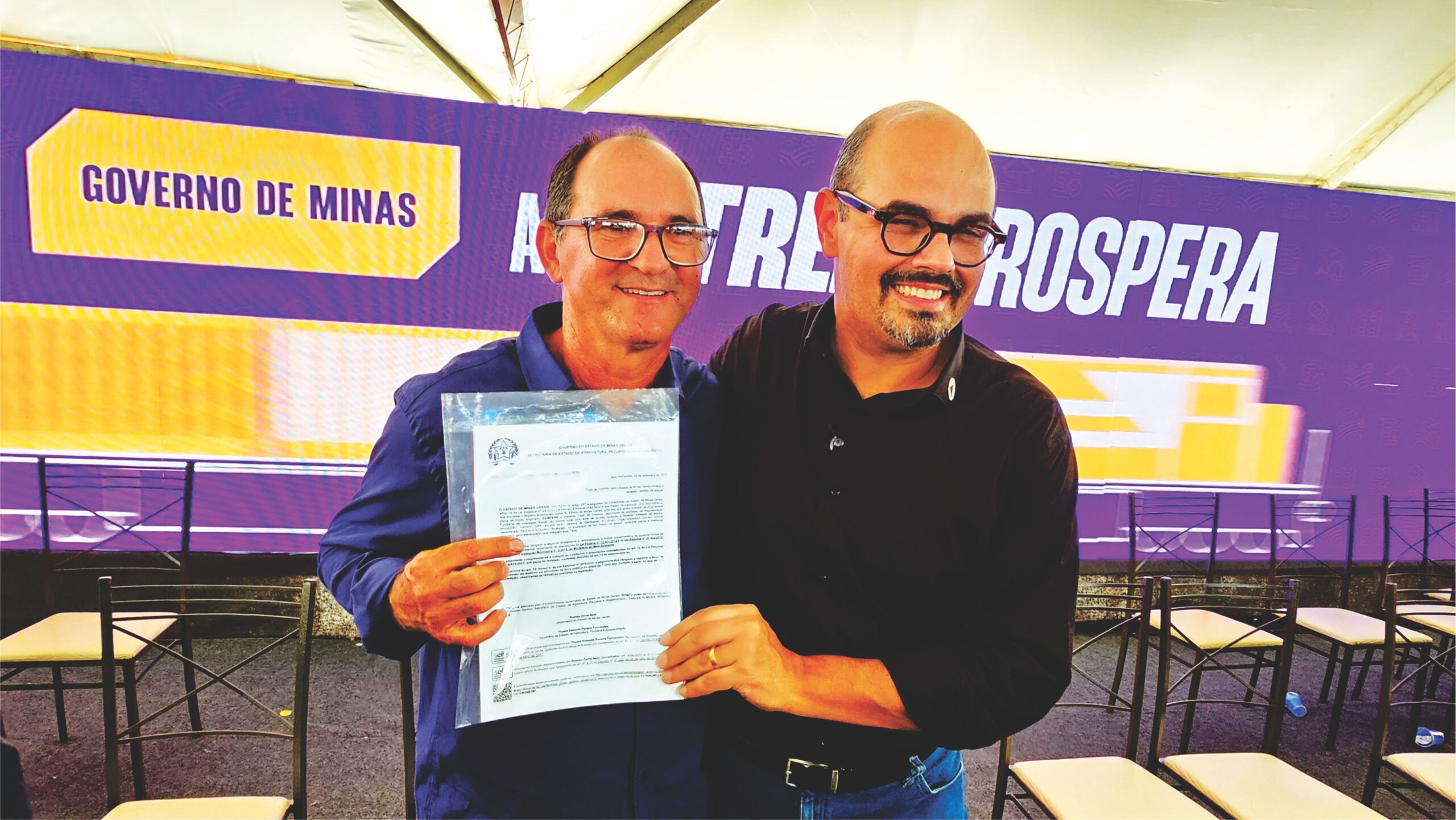 Enquanto observava as mãos calejadas erguendo o documento, vi algo que não se explica por decreto — é o instante em que o sertanejo se reconhece dono de si mesmo. Aquele papel, tão simples à vista, é o fim de décadas de espera e o início de um novo tempo.