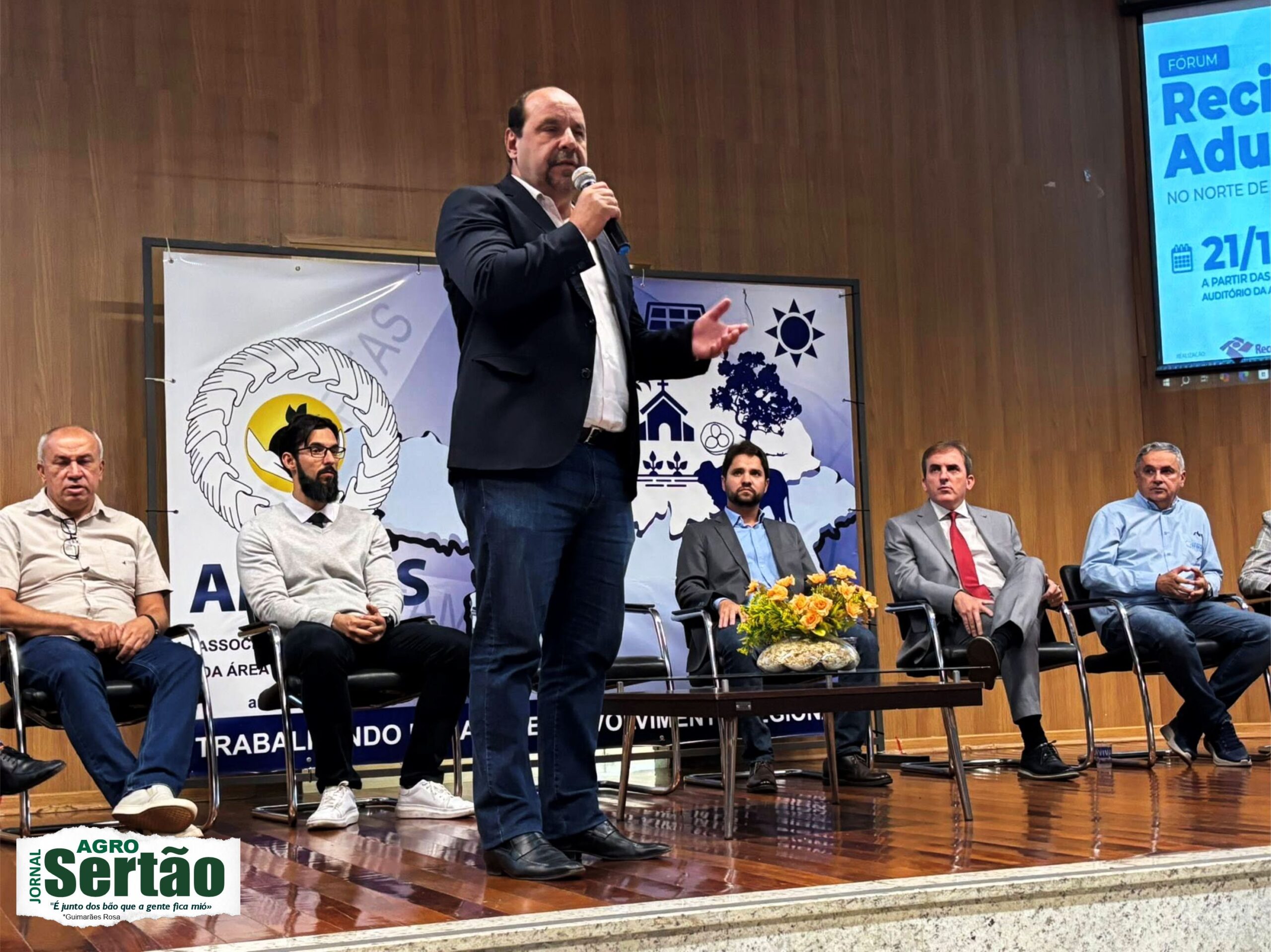 
Mais do que um debate técnico, o que se viu hoje na AMAMS foi um encontro de esperanças e estratégias. Um fórum que reacendeu em todos os presentes a convicção de que o desenvolvimento do Norte de Minas não é apenas possível — é inevitável, quando há união, planejamento e fé no potencial da nossa gente.
