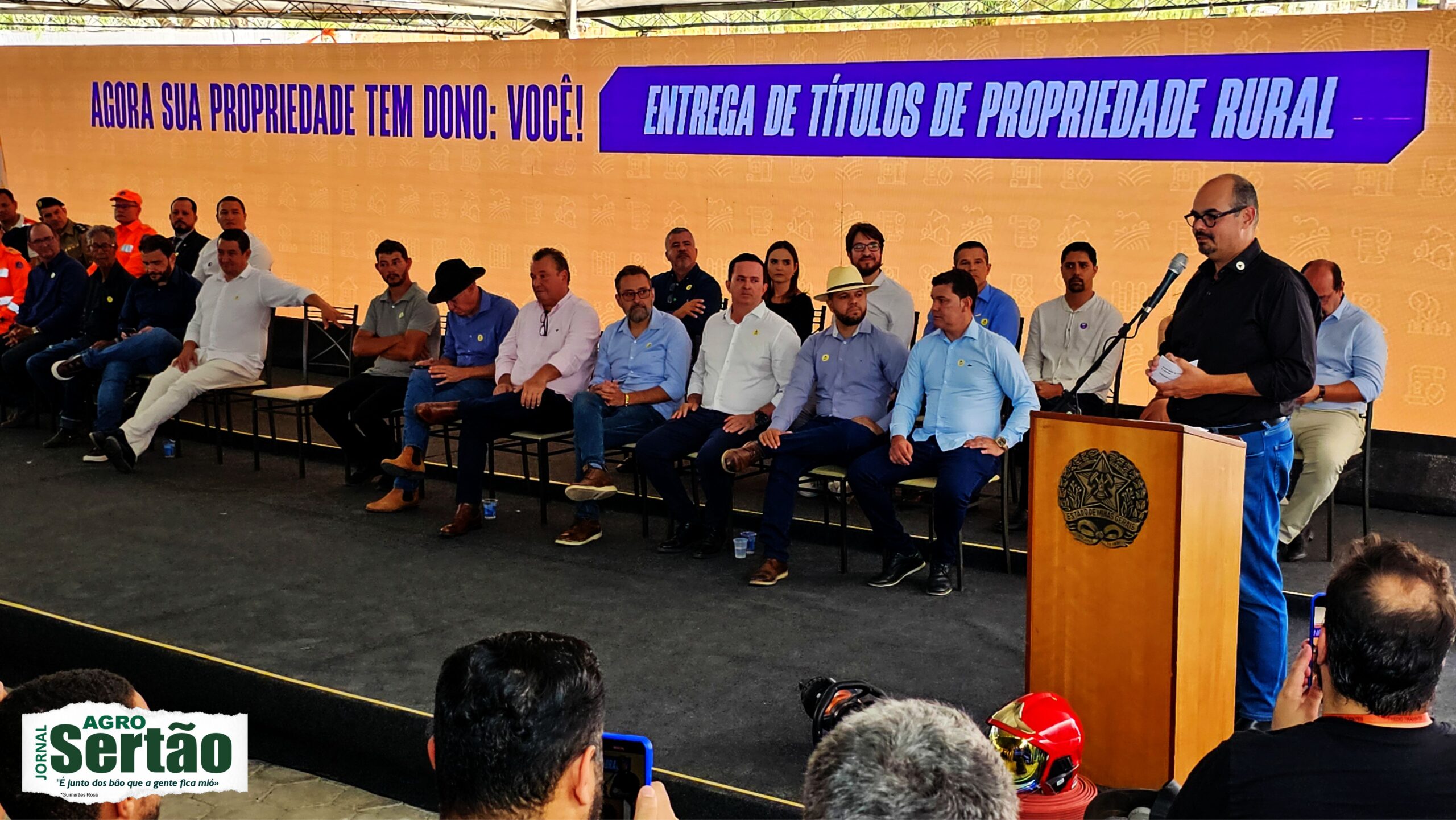 O Governo de Minas entregou, por meio da Secretaria de Estado da Agricultura, Pecuária e Abastecimento (Seapa-MG), mais de 2 mil títulos de propriedade de terra para produtores de nove municípios da região do Alto Rio Pardo, no sertão norte mineiro. 