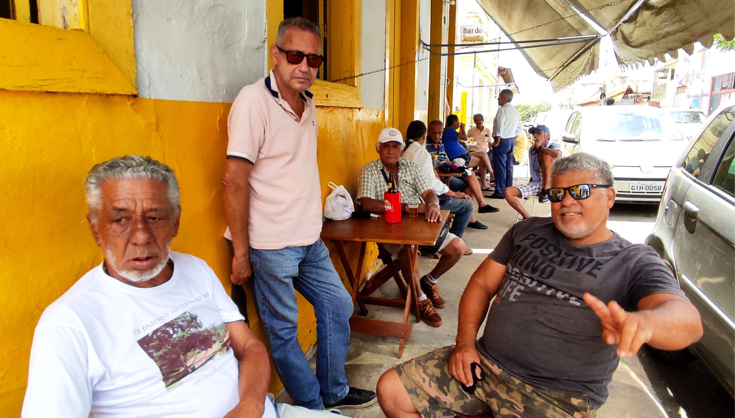 No Bar do Joaquim, a cultura não é levada — ela nasce ali.
Nasce no riso despretensioso dos amigos, nos bate-papos ao cair da tarde, naquele happy hour tipicamente catrumano. Por ali já passaram figuras inesquecíveis, artistas que deixaram marcas profundas na história local e que amavam a Velha Baixada mais que qualquer “Rapariga do Bonfim”.