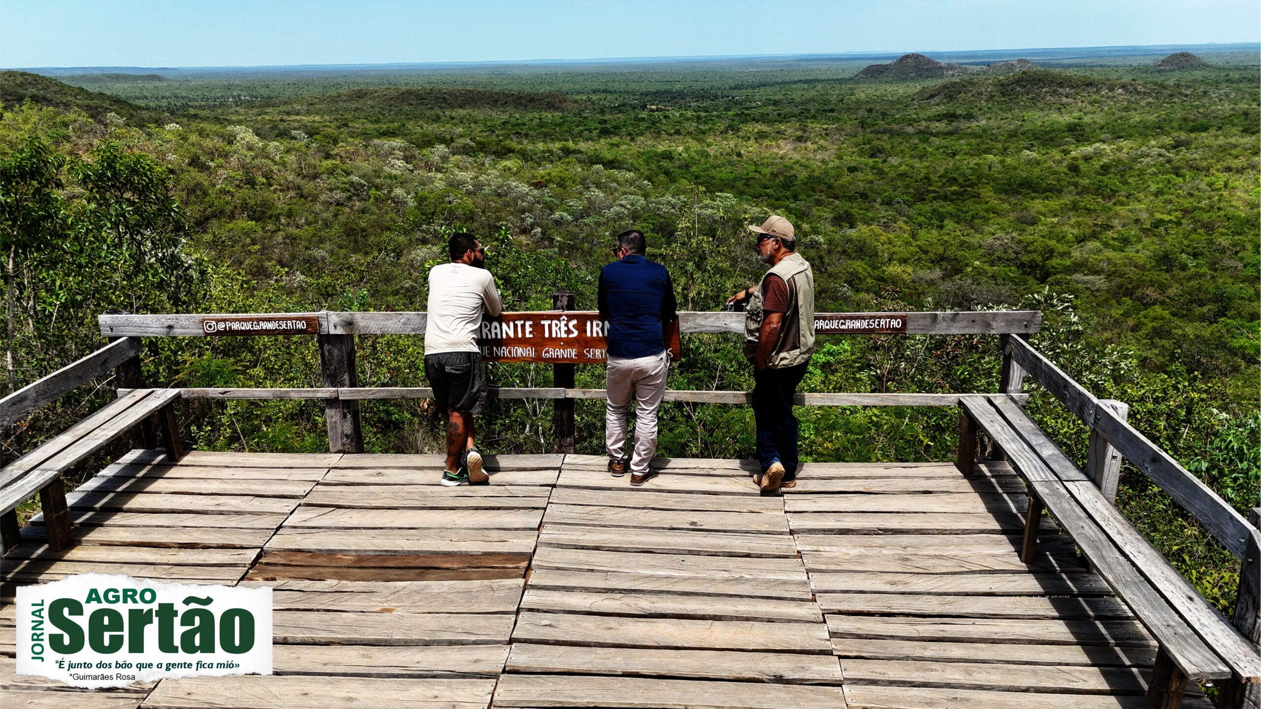 Ainda na manhã desta quinta-feira (29/10), seguimos com o experiente guia Elson rumo ao Parque Grande Sertão Veredas, em busca das paisagens que inspiraram Guimarães Rosa — cenários que permanecem encantando e revelando a essência do sertão a quem se aventura por essas veredas lendárias.