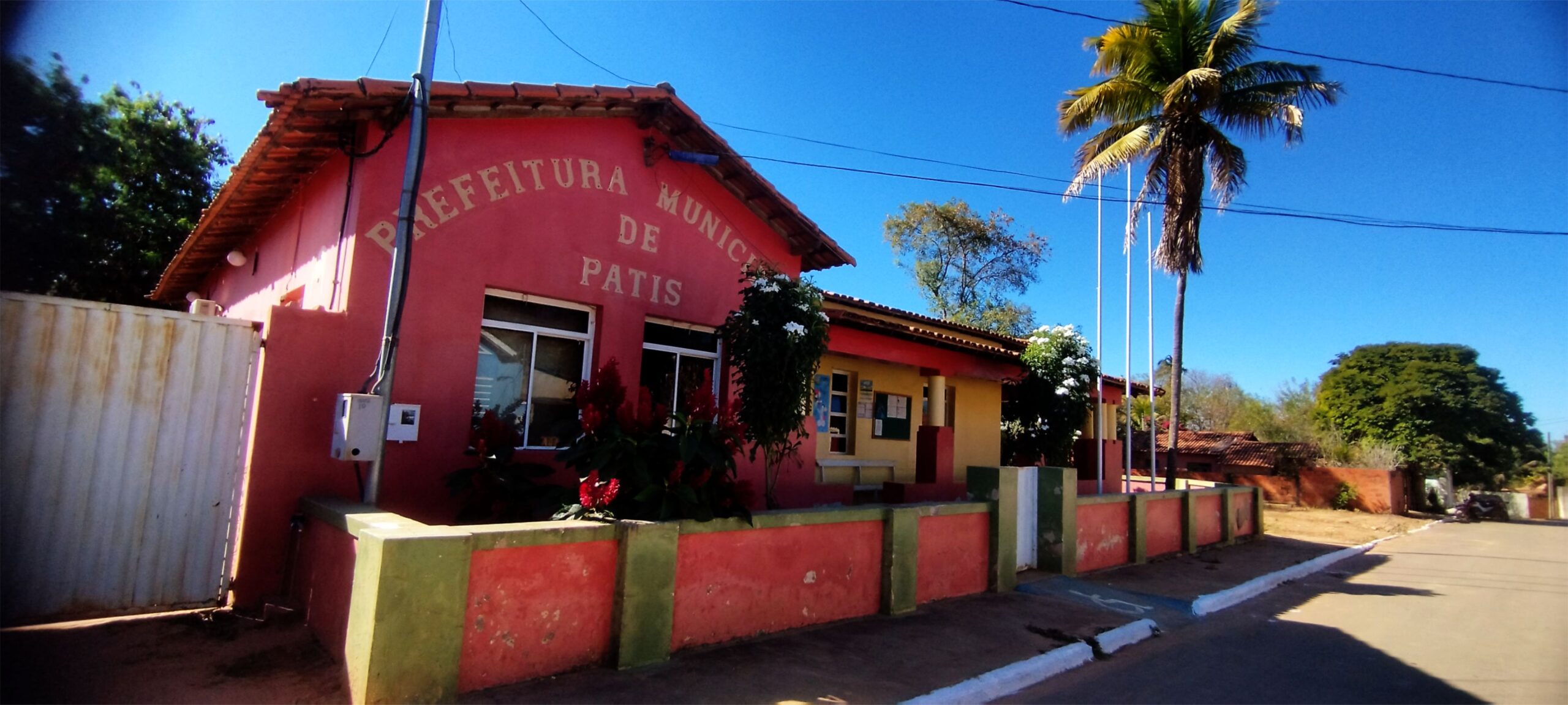 A história, com sua pena paciente, acaba de registrar três décadas de um dos capítulos mais curiosos da vida mineira: o tempo das emancipações municipais. Foi ali, em meados dos anos 1990, que o mapa de Minas se redesenhou com pressa e esperança. Surgiram noventa e sete novos municípios 