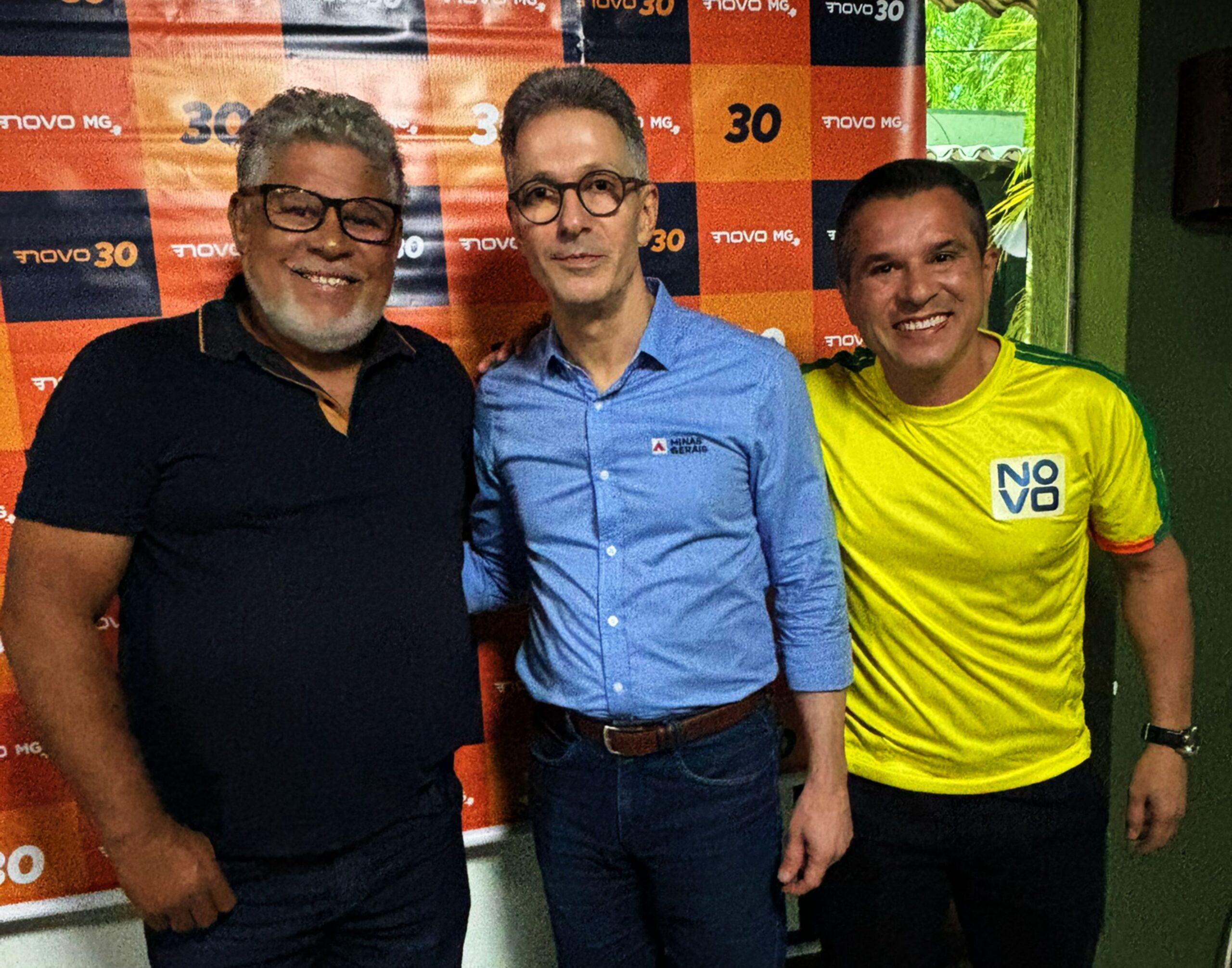 Zema chegando por volta das 16 horas. O governador foi recebido com um café, antes do início do encontro com prefeitos da região.

