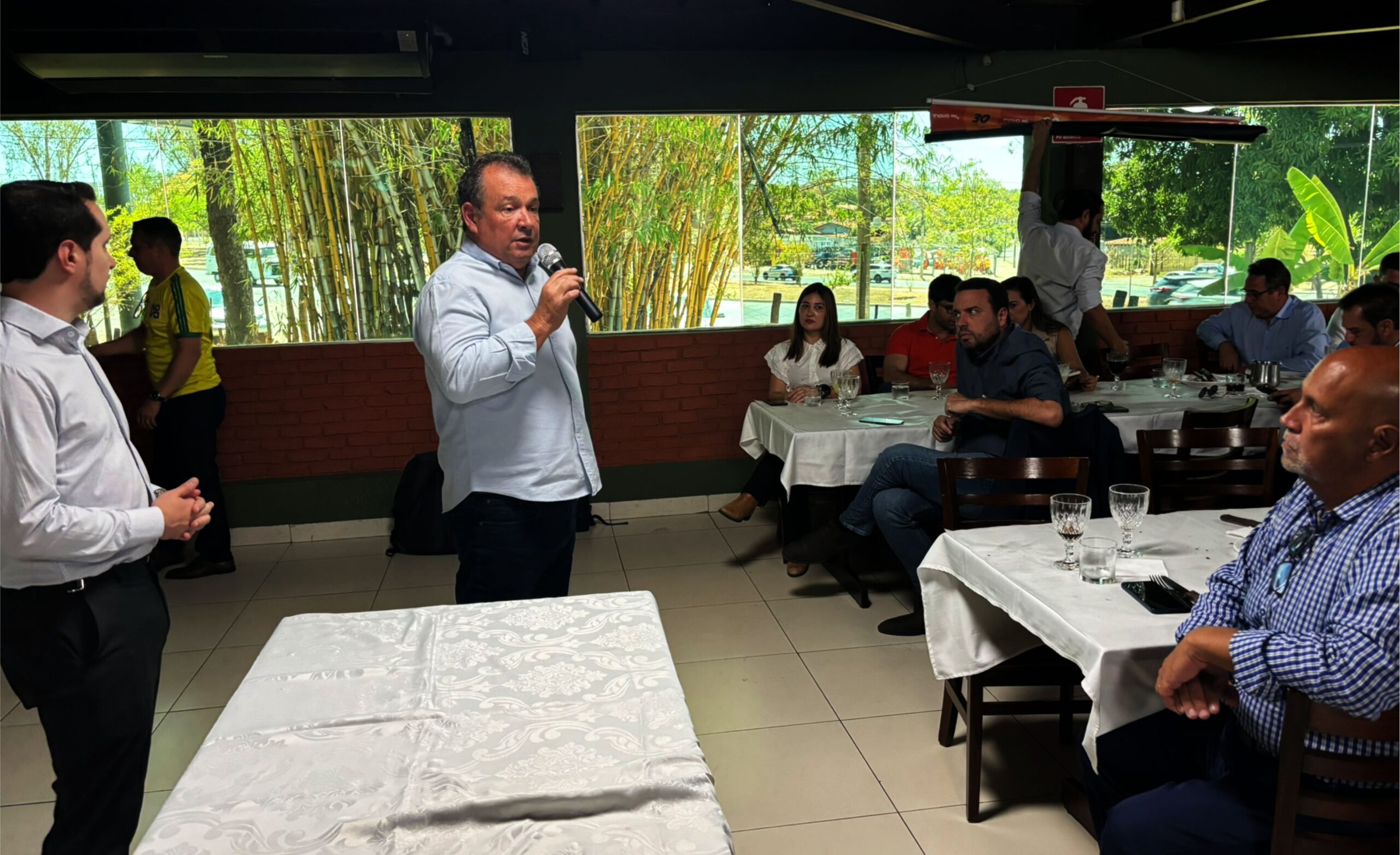 À tarde, segui com a comitiva para outro compromisso em um hotel as margens da BR 251, depois para a sede do Consórcio Intermunicipal Multifinalitário da Área Mineira da Sudene (Cimams). 