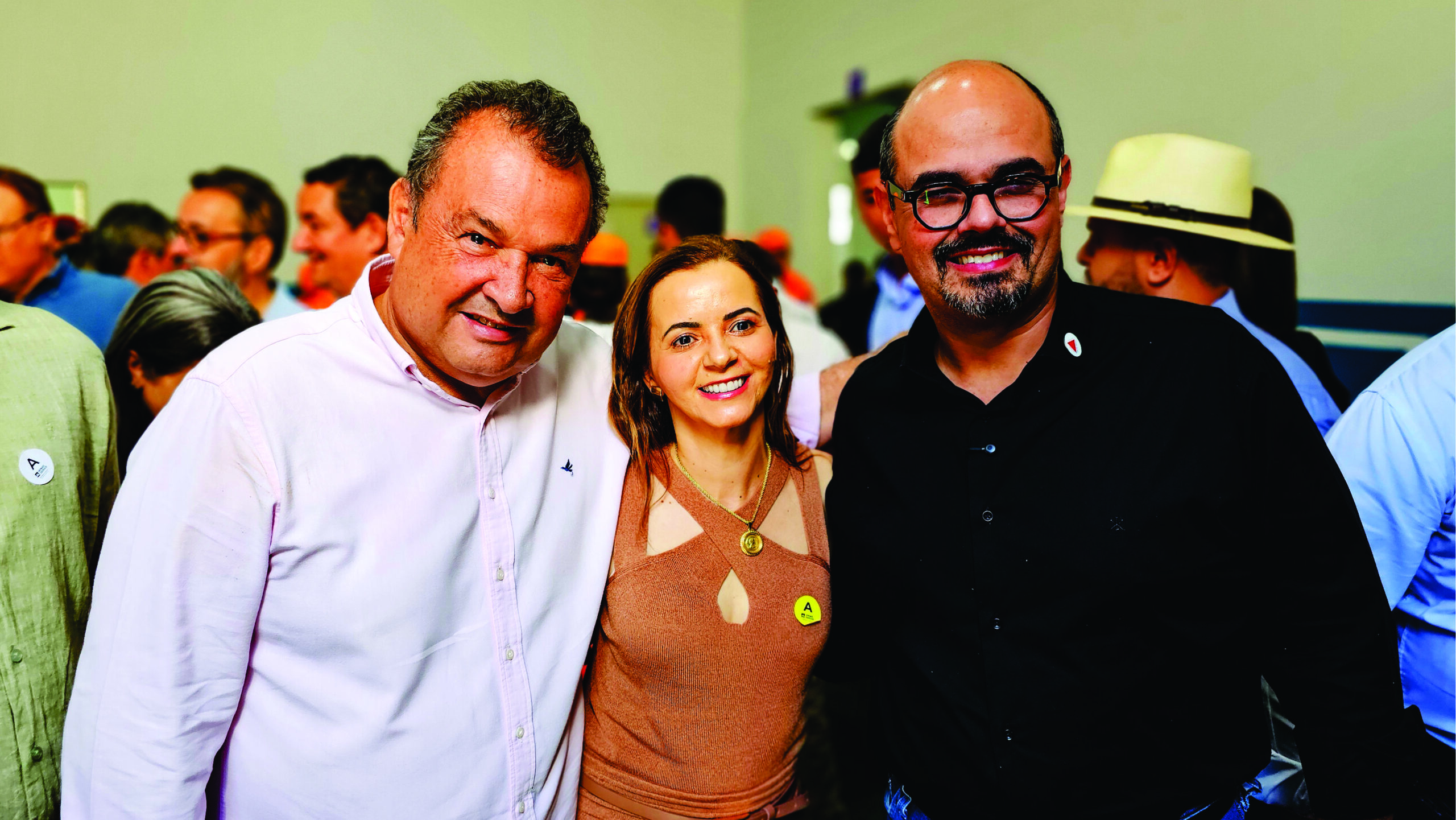 É muito gratificante, mais uma vez, receber o governador em exercício, Mateus Simões, em nossa cidade. Um acontecimento importante e prestigiado, marcado pela presença de lideranças e autoridades diversas — entre elas, os chefes de nossas forças de segurança, mais de 20 prefeitos da região, além de deputados estaduais e federais. Sinto-me satisfeito em poder testemunhar esse momento e ver a alegria estampada no rosto dessas pessoas que hoje realizam um sonho de décadas, ao receberem os títulos de suas propriedades”, destacou o prefeito Tuquinha.