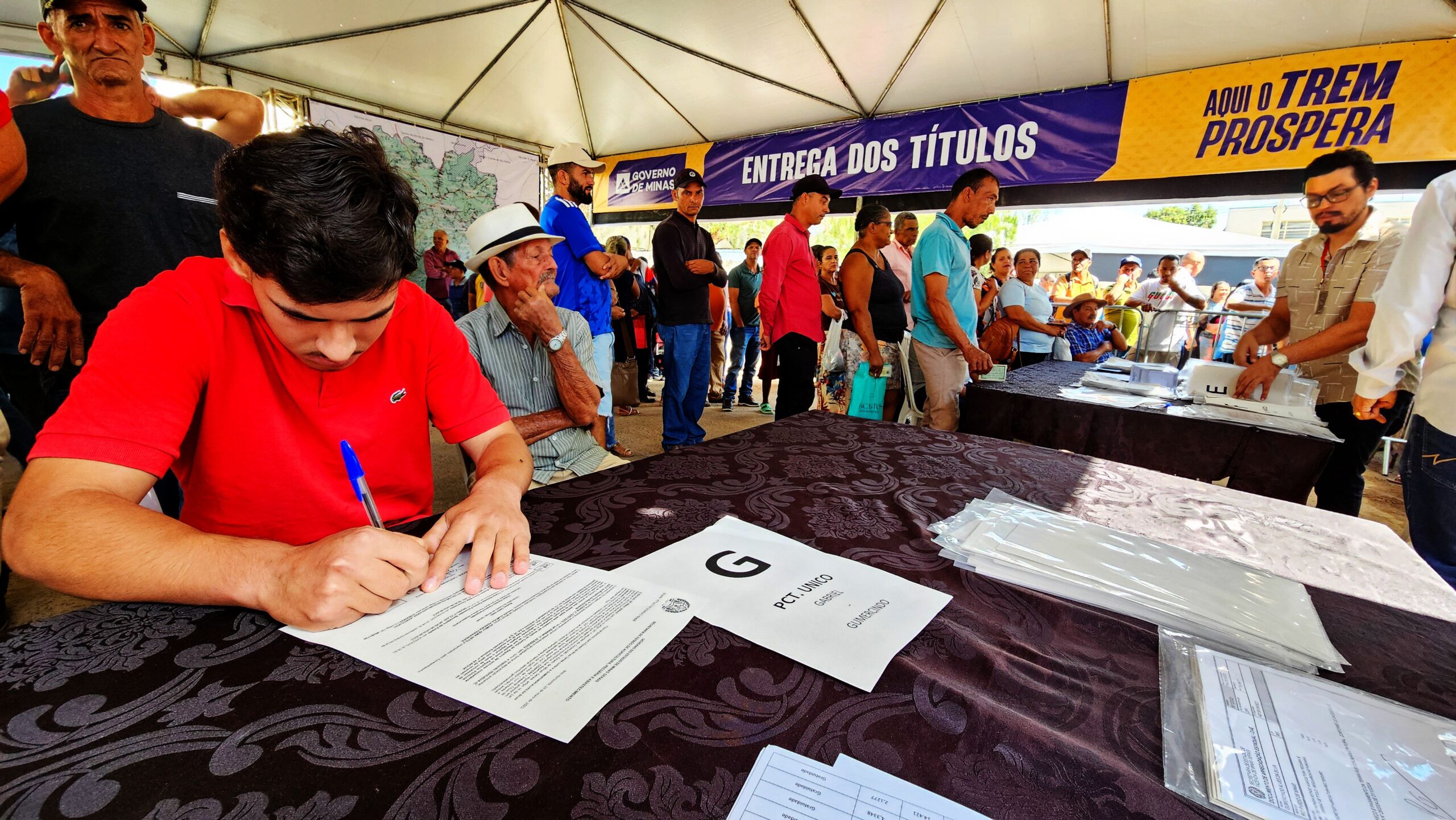 Enquanto observava as mãos calejadas erguendo o documento, vi algo que não se explica por decreto — é o instante em que o sertanejo se reconhece dono de si mesmo. Aquele papel, tão simples à vista, é o fim de décadas de espera e o início de um novo tempo.