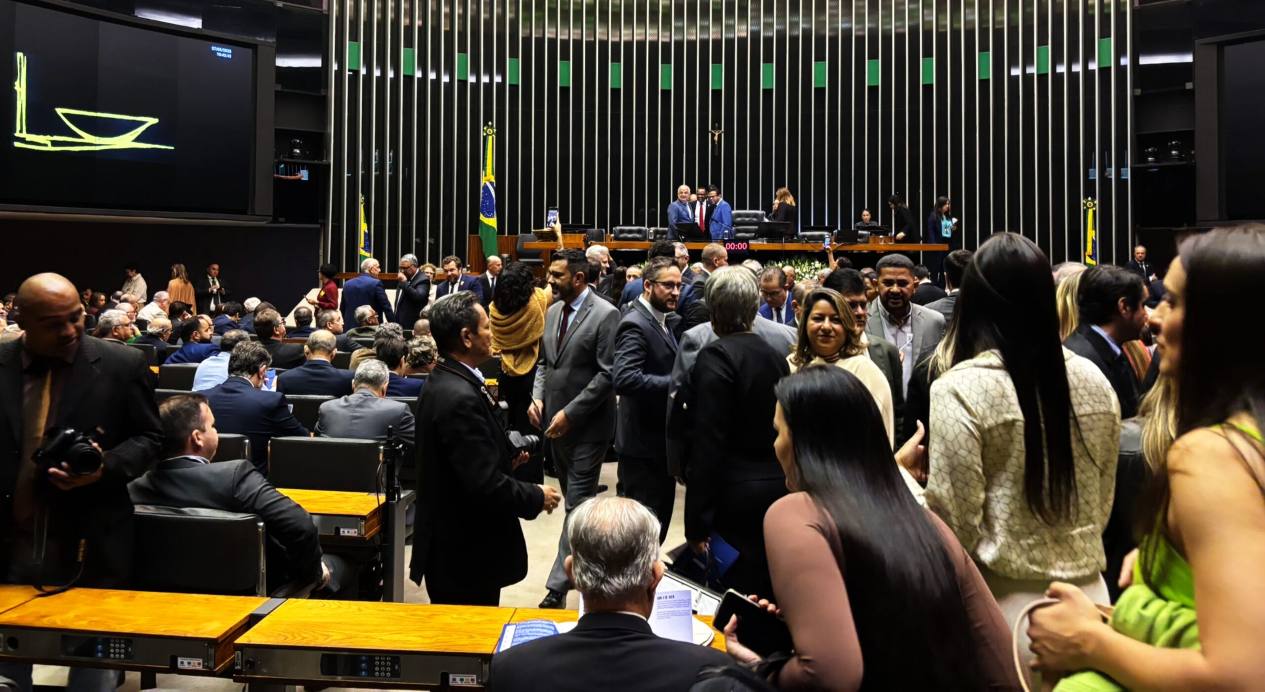 A iniciativa ganhou força no plenário ao prever punições mais rigorosas para facções criminosas, ampliar a possibilidade de apreensão patrimonial, restringir benefícios penais e elevar substancialmente o tempo mínimo para progressão de regime. O pacote legislativo, apelidado informalmente por alguns parlamentares como uma “legislação de guerra”, torna mais rígido o tratamento penal de criminosos de alta periculosidade.