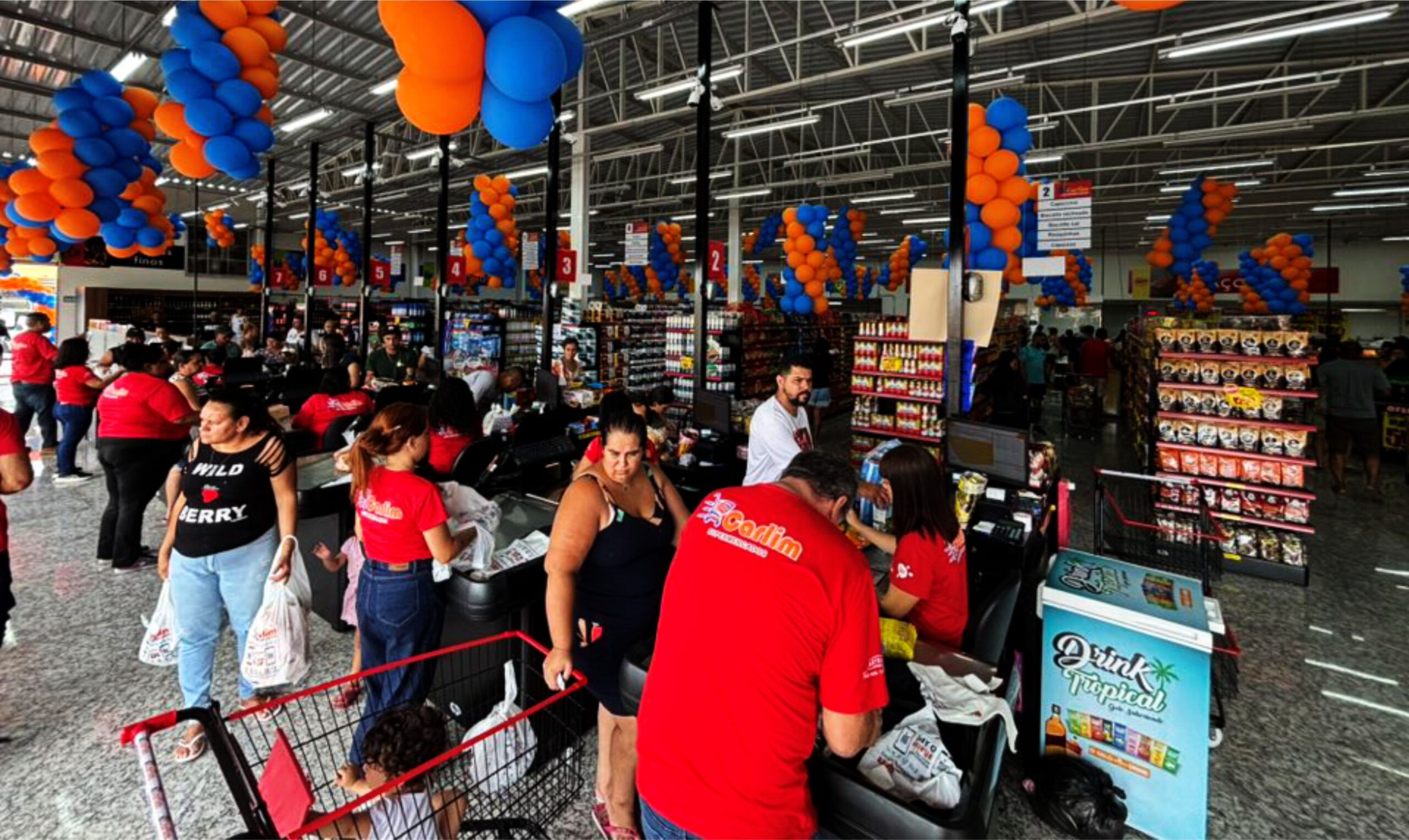 Há histórias que se confundem com o próprio coração de uma cidade — e a do Carlim Supermercados é uma delas.
Hoje, ao testemunhar a inauguração da 7ª loja dessa rede que nasceu no seio do Grande Major Prates, sinto um profundo orgulho montes-clarense. Um orgulho que carrega o perfume da luta, o sabor do trabalho e o brilho da esperança de um povo que acredita no seu próprio potencial.


