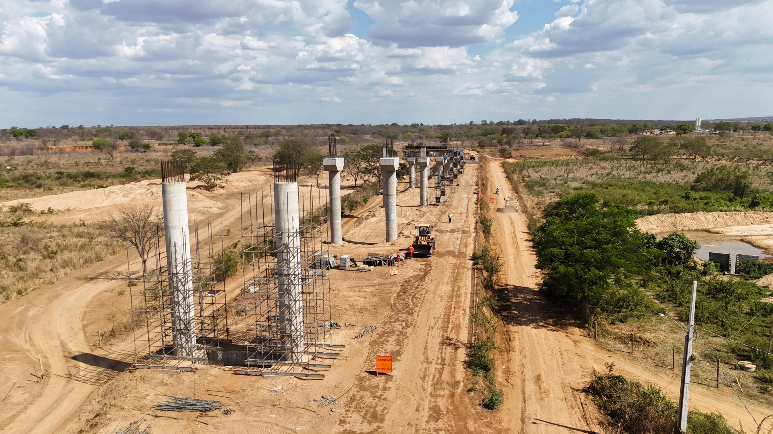 O retorno incluiu paradas estratégicas em São Francisco, onde participamos de um evento da EMATER. Aproveitamos também para visitar uma das mais importantes obras estruturantes das últimas décadas: a construção da nova ponte sobre o Rio São Francisco, uma travessia que promete encurtar o caminho entre o sertão norte-mineiro e a capital federal, fortalecendo o escoamento da produção e integrando de forma mais eficiente o Norte ao restante do estado e do país. 