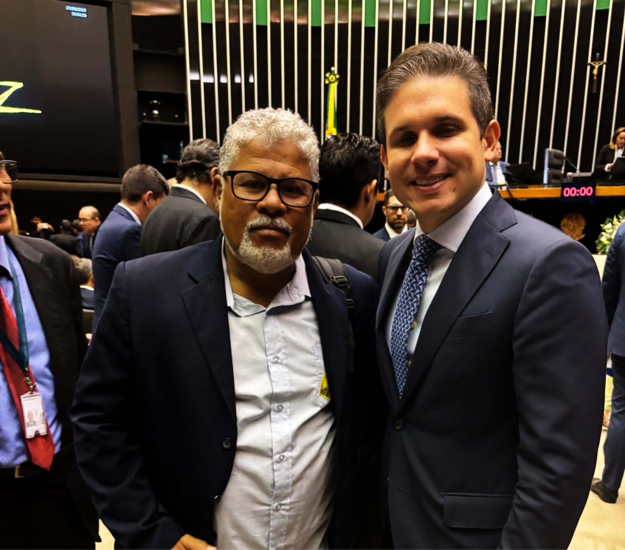 Mesmo com tentativas de retirada de pauta por parte da base governista, a votação foi mantida após decisão do presidente da Câmara, Hugo Motta (Republicanos-PB). Para Motta, a proposta representa “a resposta mais dura da história da Casa contra o crime organizado”. Ele citou medidas como gravação de atendimentos entre líderes de facção e advogados, isolamento penitenciário e transferência obrigatória de chefes para presídios federais.