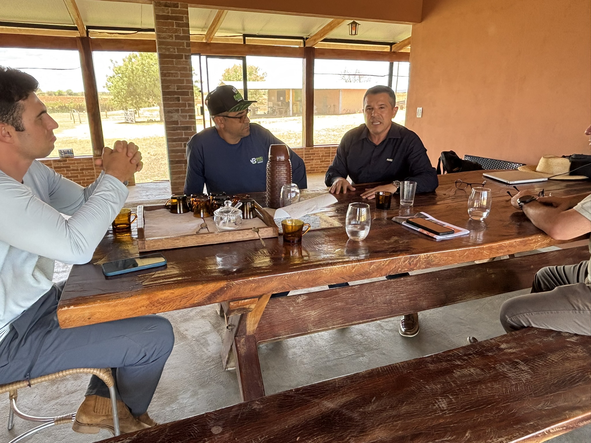 Recentemente, acompanhei de perto um trabalho de bastidores que, pouco a pouco, vem redesenhando o mapa do desenvolvimento econômico do Norte de Minas. Foram cinco dias de intensa jornada pelas estradas do sertão, percorrendo mais de mil quilômetros entre compromissos técnicos, reuniões com produtores e encontros com lideranças políticas e empresariais.