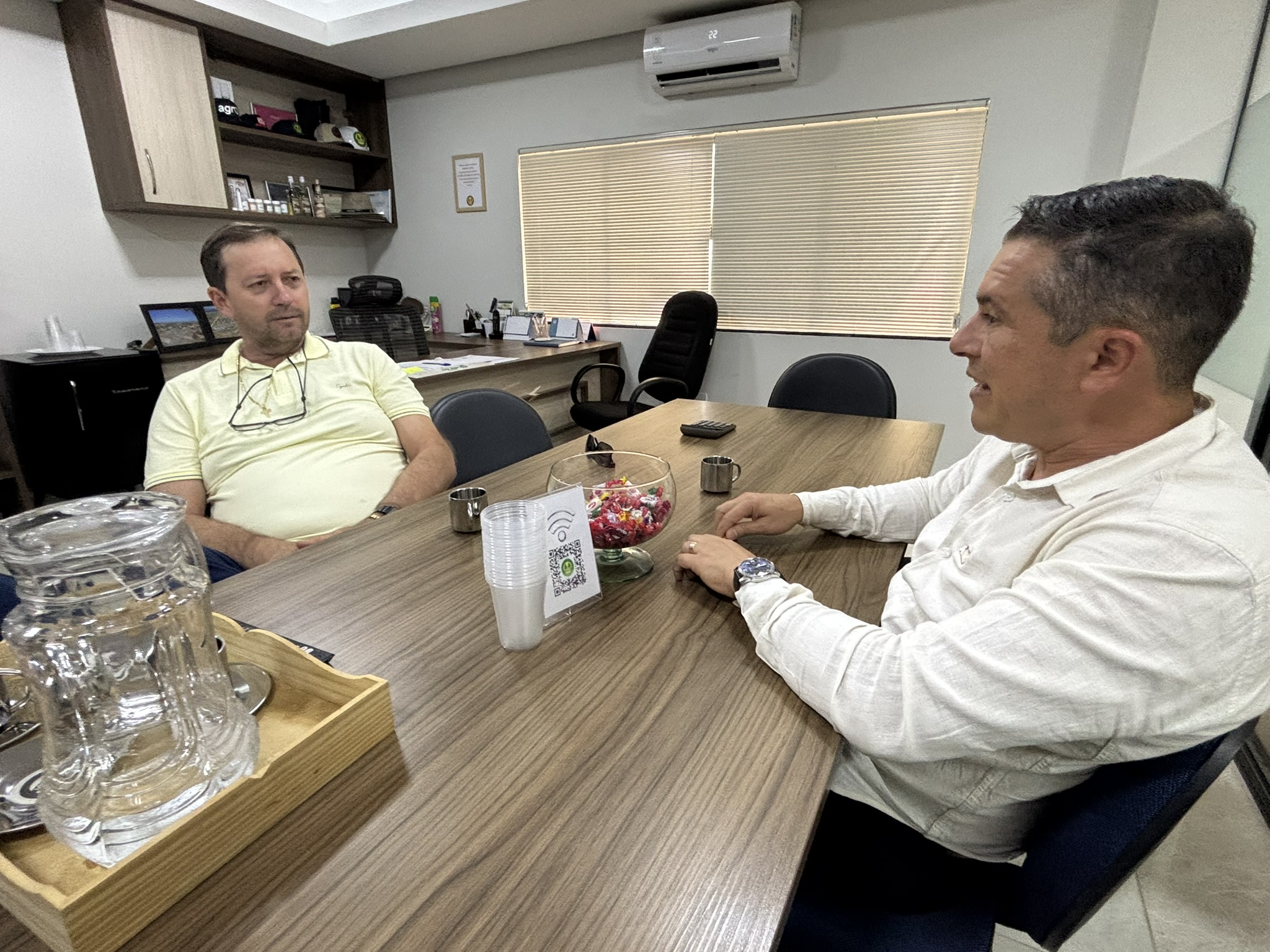 Recentemente, acompanhei de perto um trabalho de bastidores que, pouco a pouco, vem redesenhando o mapa do desenvolvimento econômico do Norte de Minas. Foram cinco dias de intensa jornada pelas estradas do sertão, percorrendo mais de mil quilômetros entre compromissos técnicos, reuniões com produtores e encontros com lideranças políticas e empresariais.