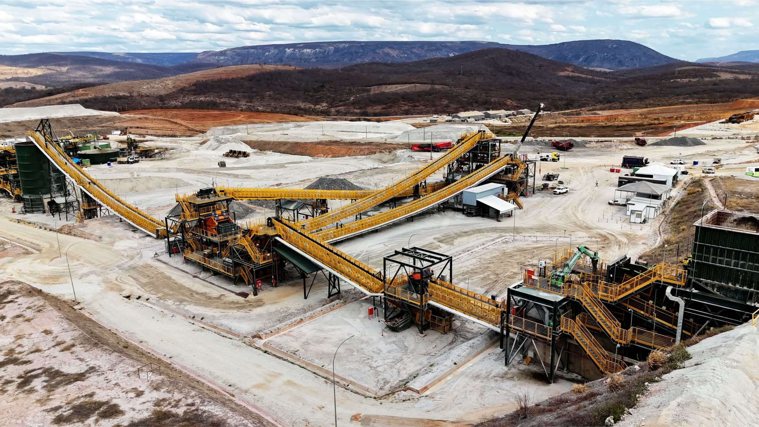 O que percebi em campo é muito diferente do que se tenta pregar nos gabinetes de Brasília. A extração de lítio não tem provocado o “desastre hídrico” alardeado por setores da esquerda e seus aliados de mídia militante. De acordo com cálculos técnicos do professor José Neuman Miranda Neiva, da Universidade Federal do Norte do Tocantins, a captação de água autorizada pela Agência Nacional de Águas e Saneamento Básico (ANA) representa apenas 0,005% do volume diário do rio Jequitinhonha — o equivalente a menos de cinco segundos de fluxo médio.