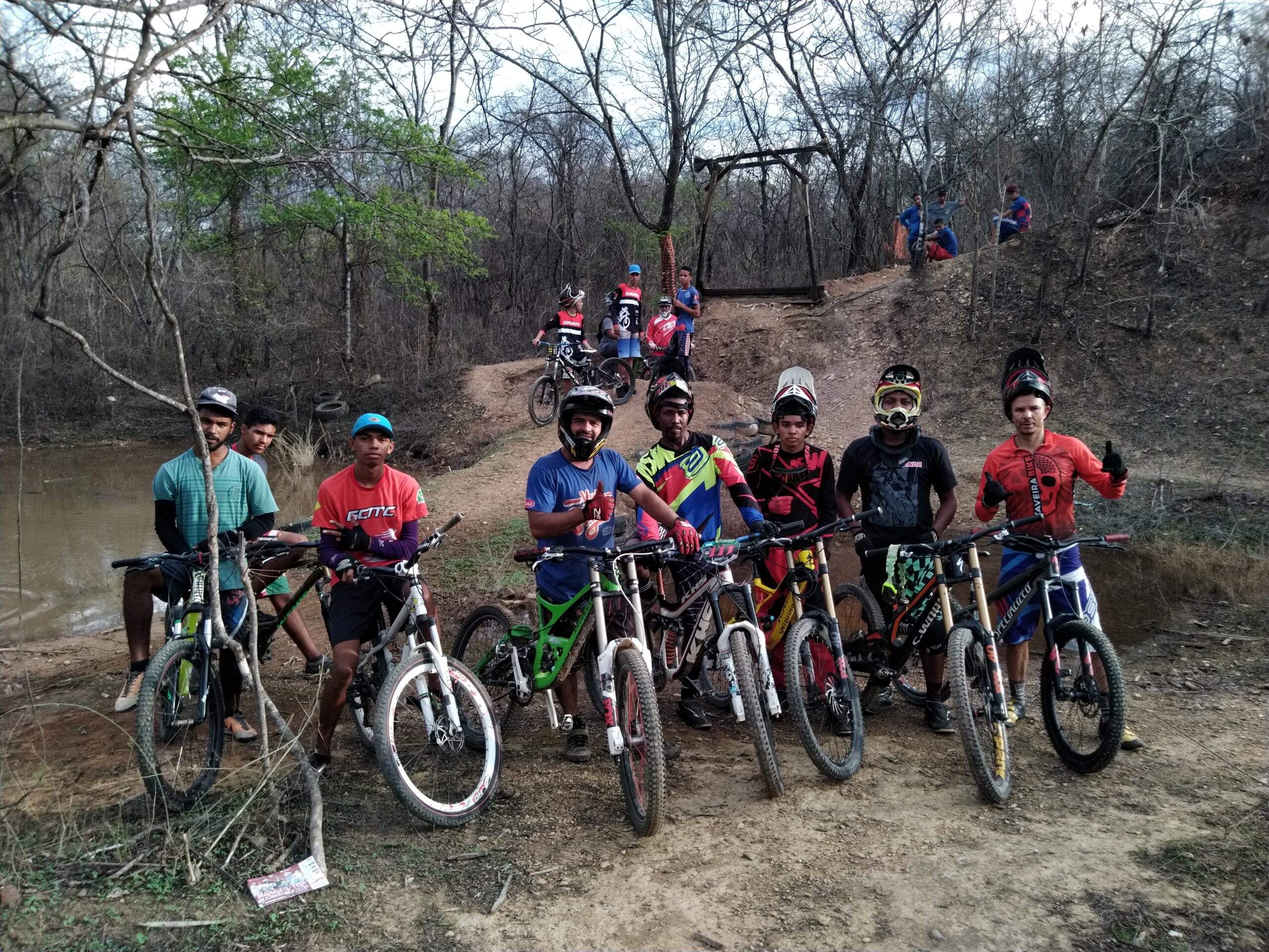 É fundamental que todas as pessoas envolvidas na promoção do esporte — treinadores, atletas, gestores, associações — fiquem atentas e exijam transparência. É preciso cobrar explicações de como e onde esses recursos serão aplicados. Porque, infelizmente, boa parte das lideranças esportivas da cidade vive agarrada na barra da saia de algum vereador ou de um político qualquer, em troca de migalhas, favores e promessas de emenda. Nunca buscam entender ou questionar o que está sendo feito com o dinheiro público destinado ao esporte.