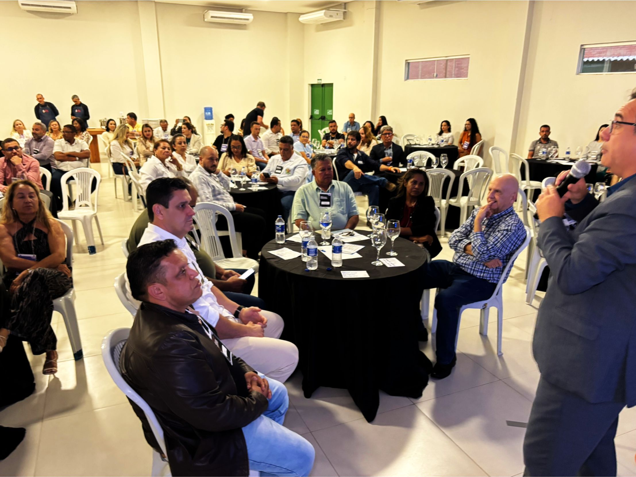 Durante a exposição, conduzida pelo criador da tecnologia, Leonardo, os participantes puderam observar, com certo encantamento, o funcionamento da ferramenta que converte qualquer superfície plana em uma plataforma interativa. Trata-se de uma verdadeira fusão entre a escrita tradicional e os recursos digitais modernos, permitindo anotações em tempo real, projeção de conteúdos e controle digital — tudo com tecnologia Bluetooth, compatível com o sistema operacional Windows.