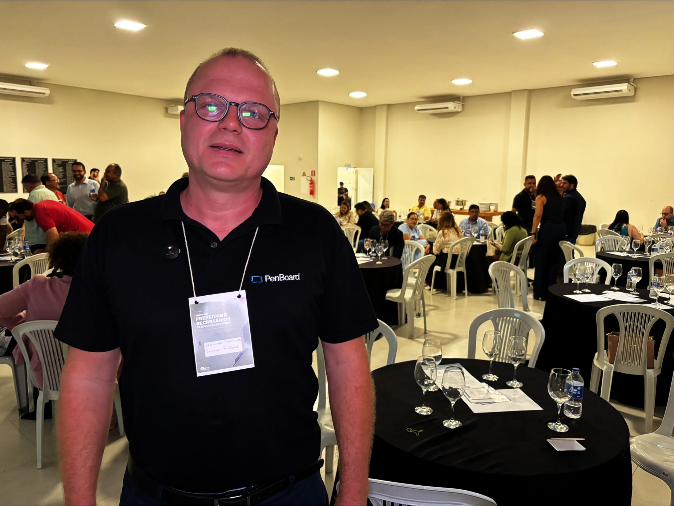 No final da tarde desta segunda-feira, 10 de novembro, tive a oportunidade de acompanhar uma apresentação bastante interessante no auditório do CIAMAMS, em Montes Claros. O evento, embora sem grande divulgação prévia, atraiu a presença de diversos prefeitos, secretários de Educação e autoridades políticas da região Norte-mineira. O tema central foi a demonstração da PenBoard, que trouxe uma solução tecnológica inovadora desenvolvida pela empresa PenBoard Soluções Educacionais Ltda, de Florianópolis (SC), que promete transformar a forma como ensinamos, aprendemos e apresentamos conteúdos.