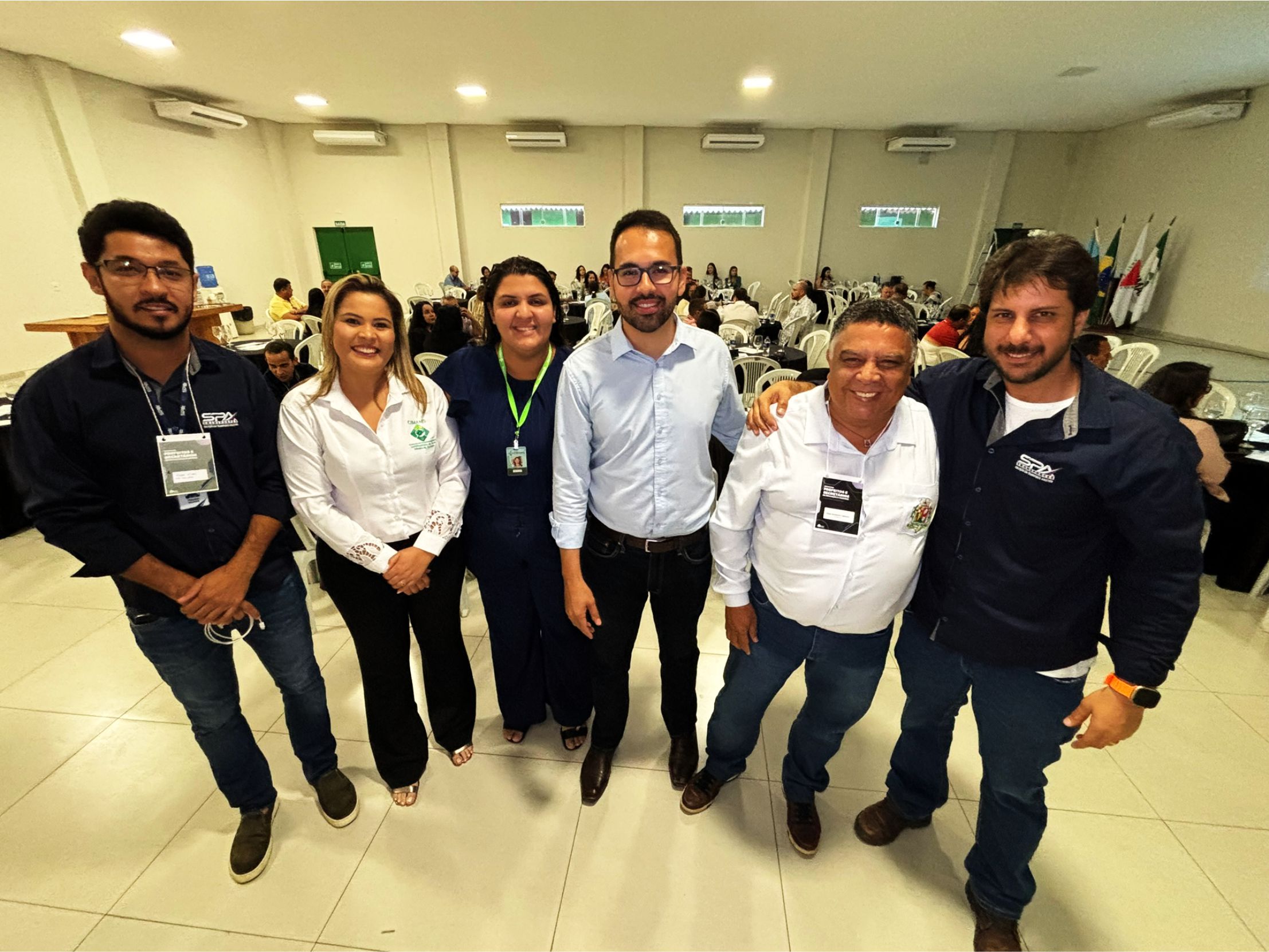 Durante a exposição, conduzida pelo criador da tecnologia, Leonardo, os participantes puderam observar, com certo encantamento, o funcionamento da ferramenta que converte qualquer superfície plana em uma plataforma interativa. Trata-se de uma verdadeira fusão entre a escrita tradicional e os recursos digitais modernos, permitindo anotações em tempo real, projeção de conteúdos e controle digital — tudo com tecnologia Bluetooth, compatível com o sistema operacional Windows.