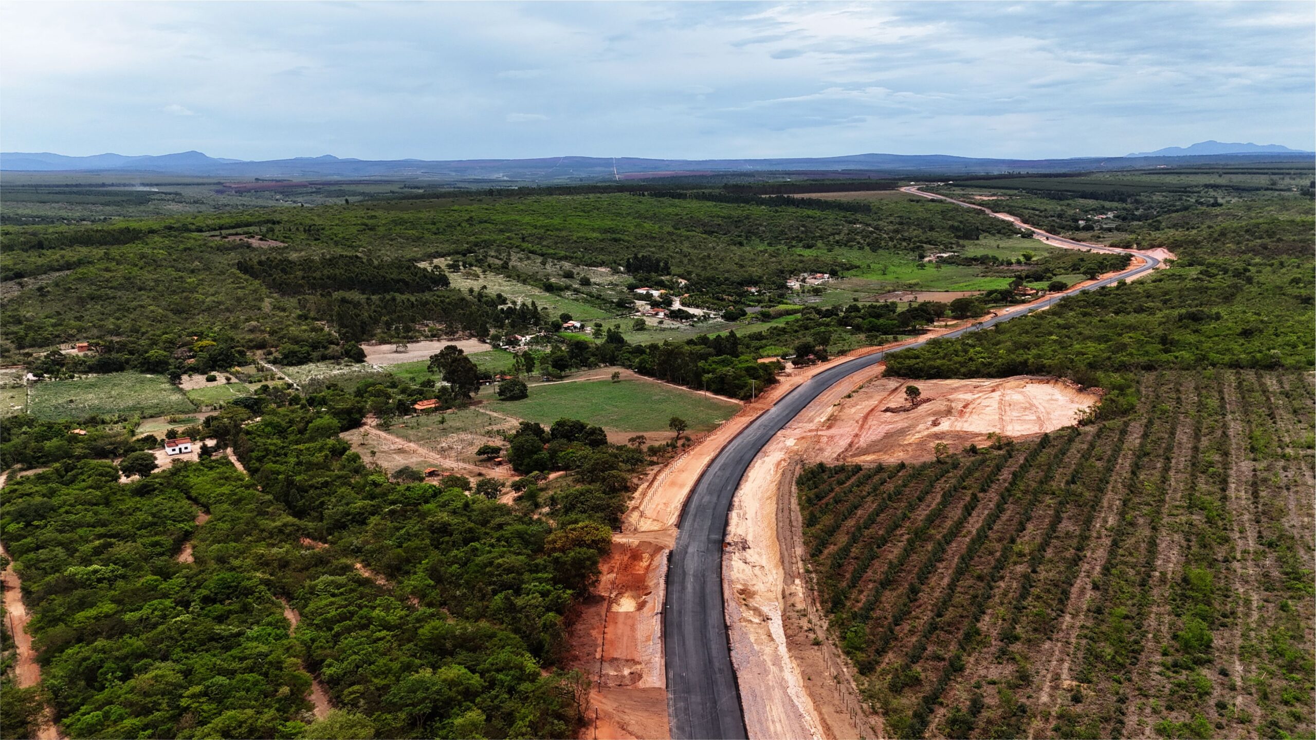 Com o apoio firme do governador Romeu Zema e a chegada definitiva da pavimentação da LMG-629, o município não apenas retoma os trilhos do desenvolvimento e do progresso, mas abre novos caminhos — reais, sólidos, promissores. A estrada asfaltada não liga apenas cidades: ela conecta sonhos, encurta distâncias e pavimenta oportunidades.