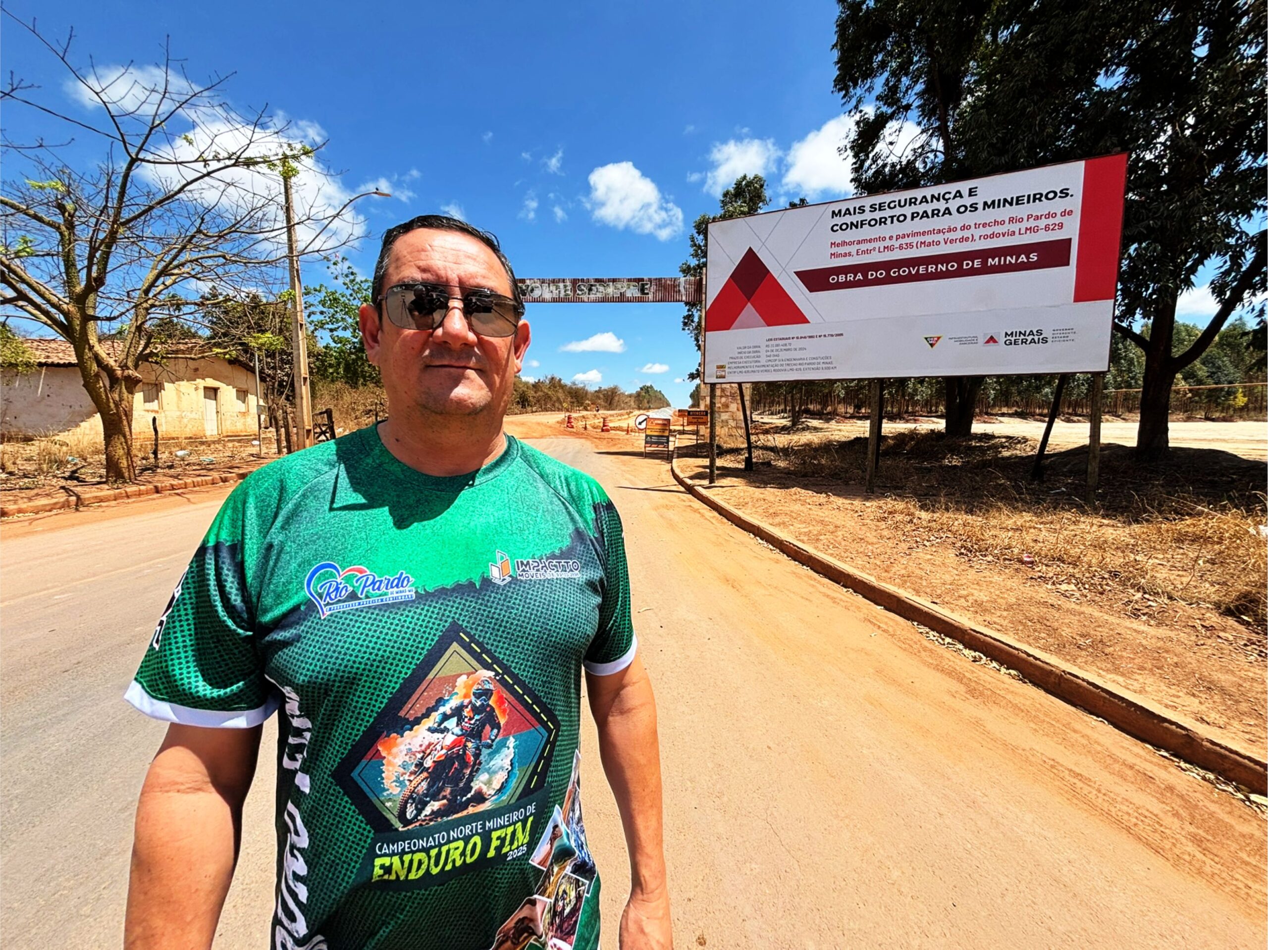 Nesse cenário de coragem e trabalho, destaca-se a ousadia da administração municipal, comandada pelo prefeito Tuquinha — que, de “besta”, só guarda a cara simpática e o jeito simples de quem conhece o peso da roça e a grandeza do povo. Na prática, tem sido astuto, incansável e visionário, conduzindo Rio Pardo rumo ao lugar de protagonismo que sempre mereceu ocupar.