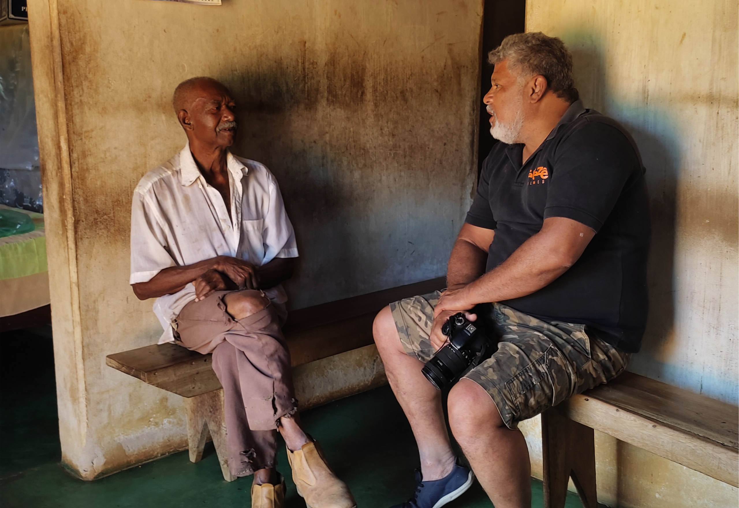 No entanto, também aprendi, caminhando e ouvindo, que existe uma armadilha perigosa nesse processo. Dentro do contexto do extrativismo e das comunidades tradicionais, muitas vezes surgem grupos que se apresentam como defensores do meio ambiente e da cultura, mas que, na prática, mantêm o povo sob dependência, tutela e miséria. Usam discursos ideológicos prontos, transformam o sertanejo em figurante e colocam cabresto onde deveria haver autonomia.