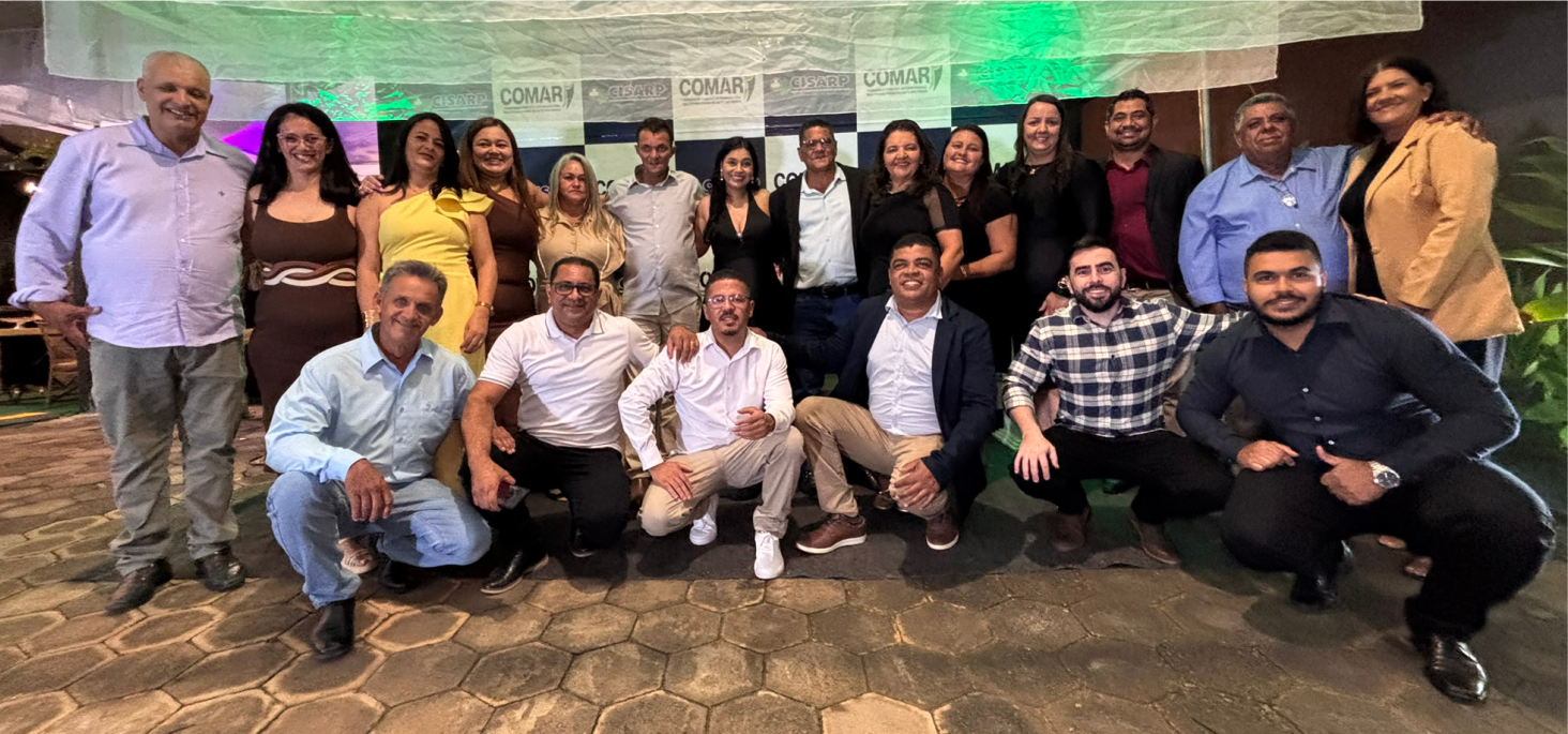 Na noite do último sábado (06/12), o espaço Mirian Buffet, em Taiobeiras, recebeu a confraternização de encerramento das atividades de 2025 dos consórcios COMAR e CISARP — instituições fundamentais para a defesa dos interesses dos municípios do Alto Rio Pardo. O encontro reuniu prefeitos, gestores públicos e diversas autoridades regionais com o propósito de celebrar os avanços obtidos ao longo do ano e projetar as metas para 2026.