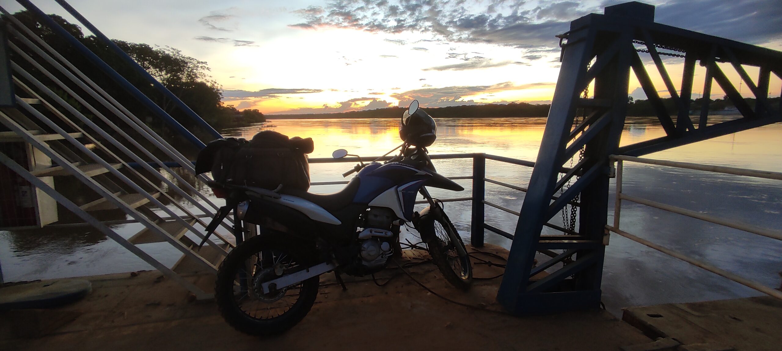 A vila ganhou o curioso nome de Vila Risonha de Santo Antônio da Manga de São Romão em 1831, até ser elevada a município em 1924. Hoje, mantém sua sede e o distrito da Ribanceira — e guarda, no silêncio das barrancas, histórias que o sertão ainda sussurra para quem sabe ouvir.