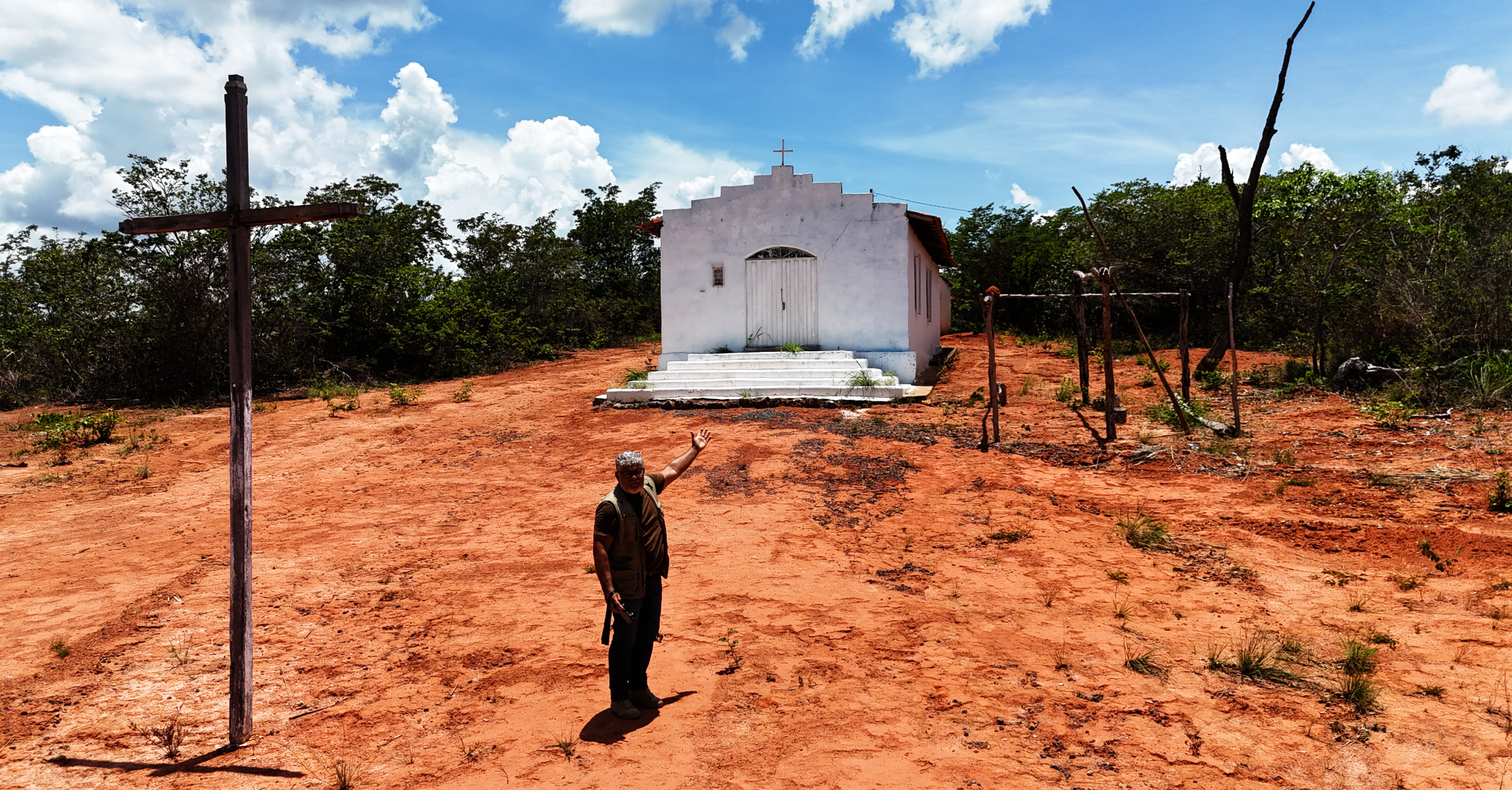 O dia, 8 de janeiro de 1970, quando a “rodagem” ainda era de terra batida, uma tragédia interrompeu sonhos e destinos. Um ônibus da antiga Expresso Santana — a jardineira que fazia o trajeto entre Montes Claros e São Francisco — encontrou-se, de forma fatal, com um caminhão carregado de cachaça. O choque, violento e inesperado, transformou aquela manhã em luto. Vinte e três pessoas perderam a vida ali, às portas de Mirabela, deixando um rastro de comoção que atravessou gerações.