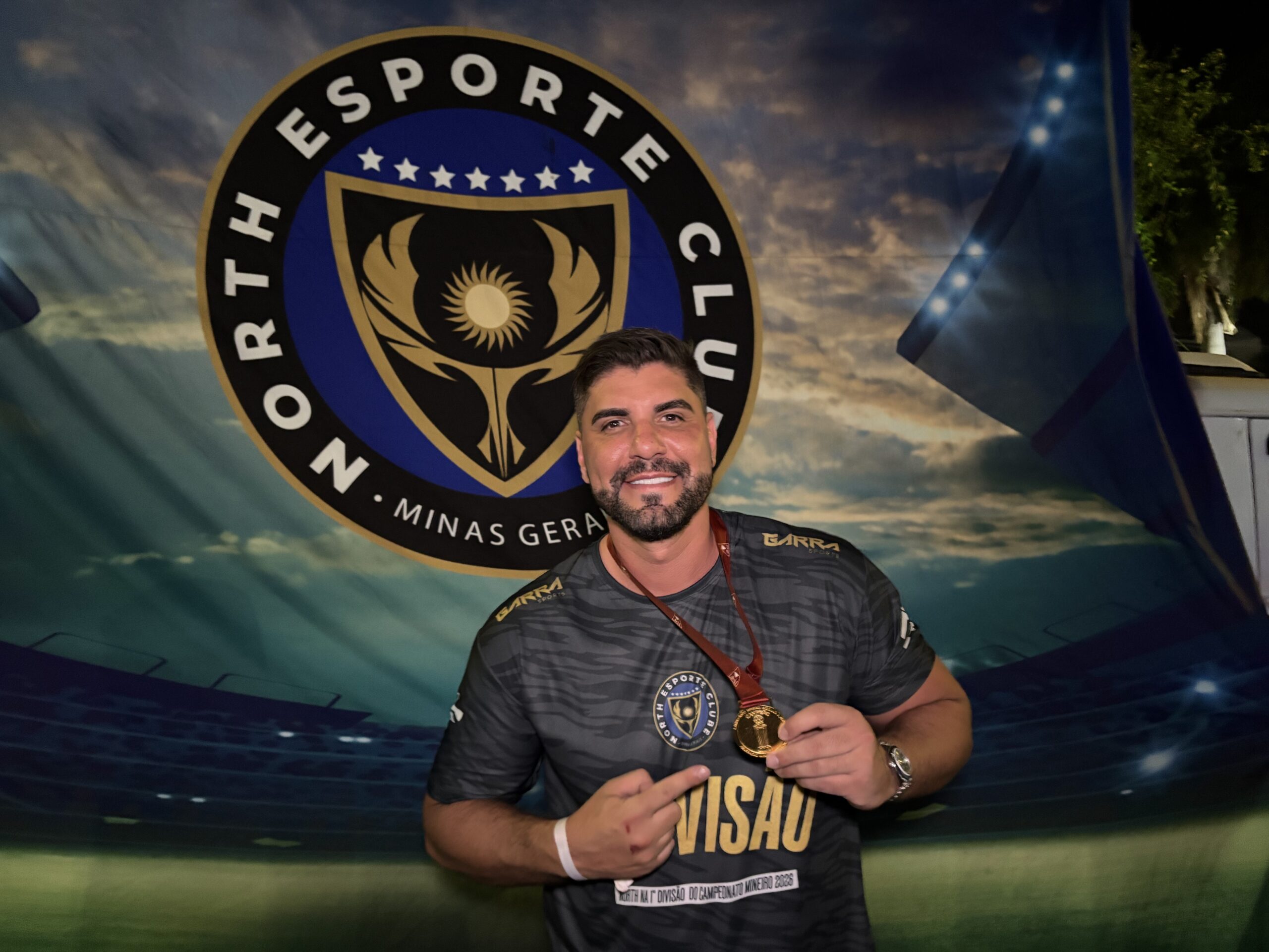 Experiência não se improvisa. Ela se constrói. E o North colhe os frutos disso em 2026. A aposta de Vitão foi precisa ao trazer para o comando técnico um nome que conhece, como poucos, o peso das grandes decisões.