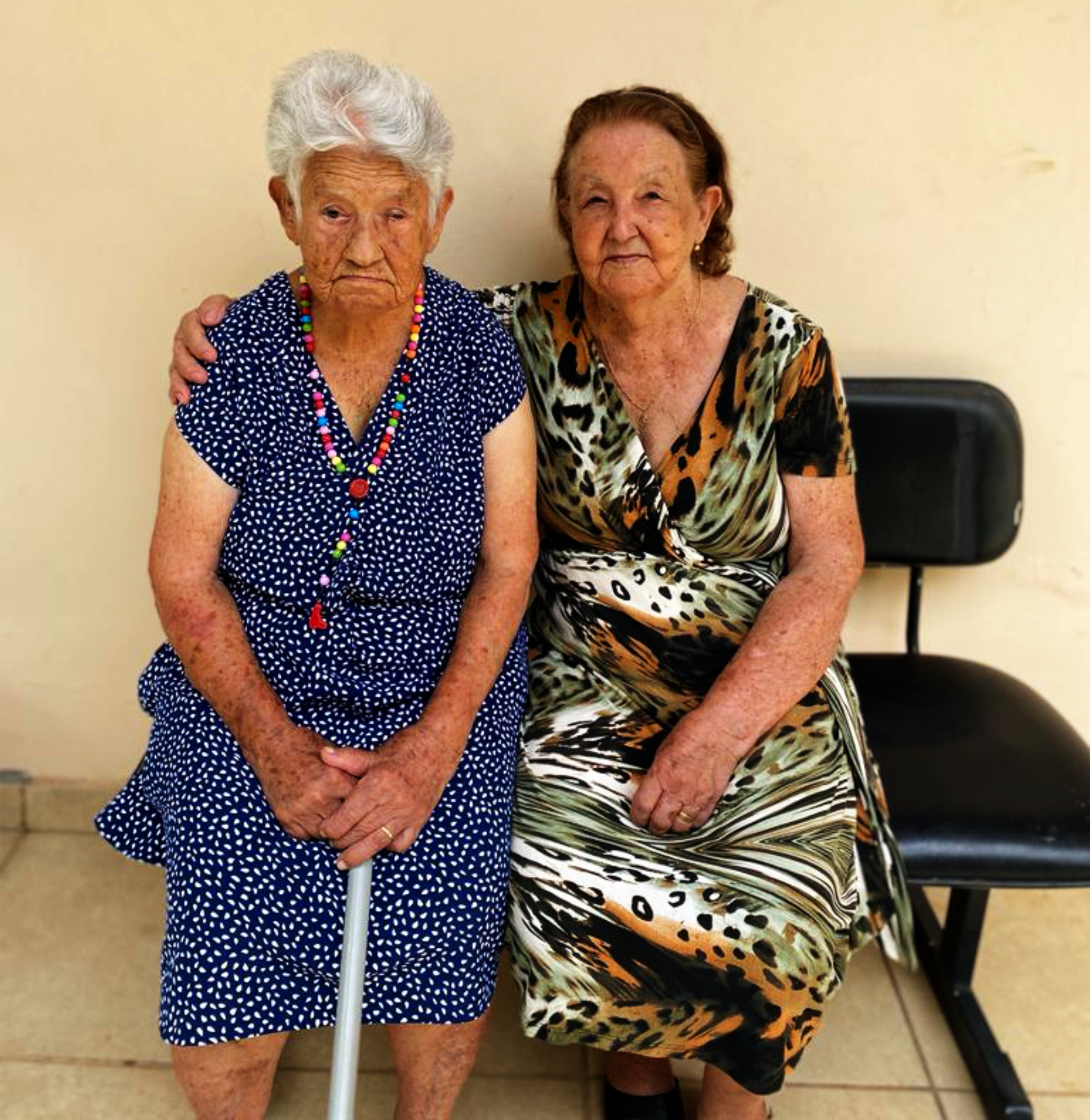 A história da igrejinha é inseparável da trajetória de Dona Maria Antônia Mendes Aquino, a Dona Nenzinha, mulher de fé inabalável e profundo espírito comunitário.

Segundo sua irmã, Dona Aparecida, hoje com 89 anos, foi Dona Nenzinha quem mobilizou a comunidade para erguer a capela em homenagem às vítimas. Sem grandes recursos, organizava bazares, bingos, leilões e pedágios, tudo movido pela devoção.
