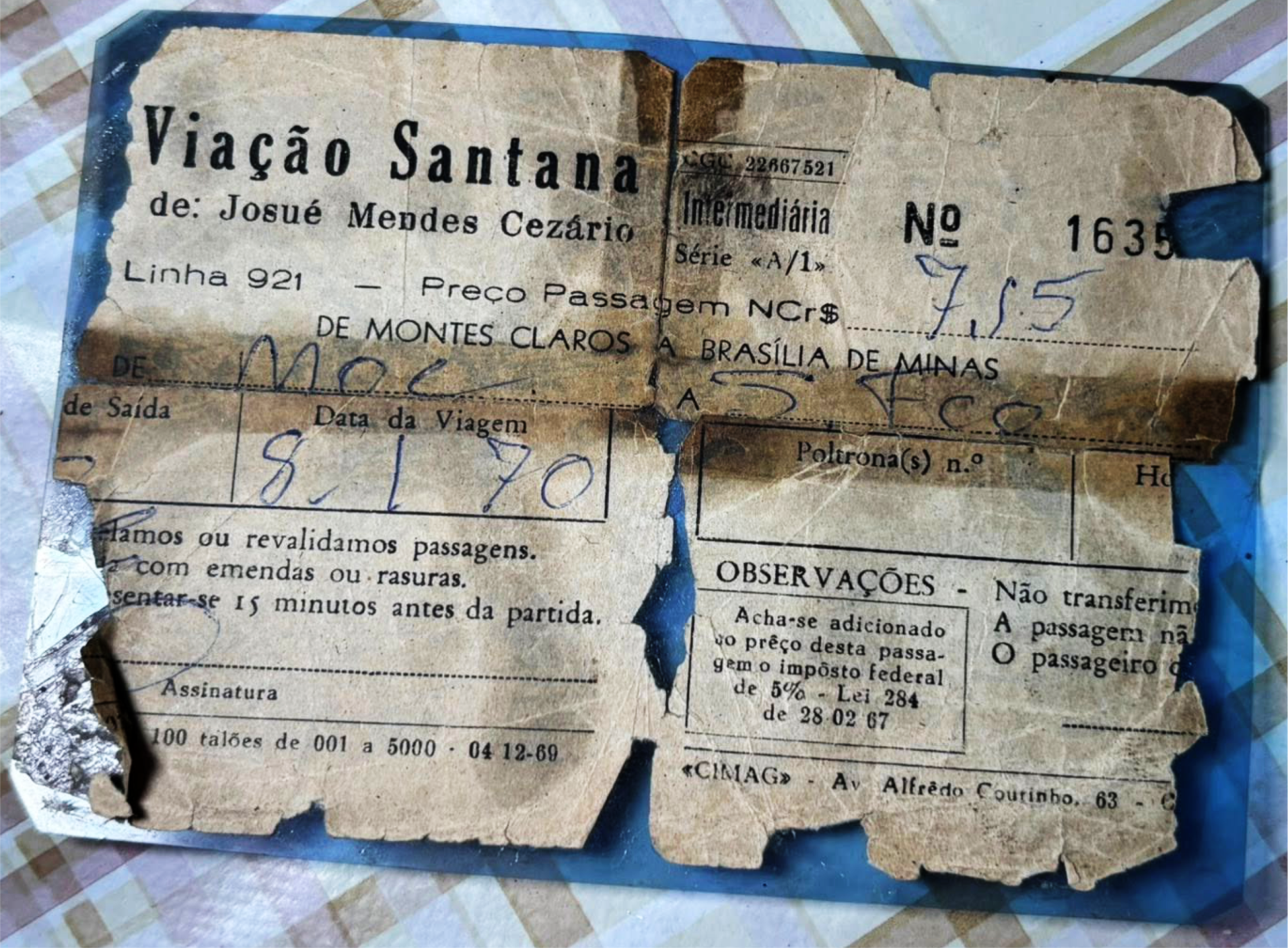 Com extremo cuidado, quase como quem protege um relicário, Chicão preserva plastificado o bilhete de passagem da Expresso Santana, daquele dia trágico. Um pequeno pedaço de papel, que custou 7,15 cruzeiros, e que se tornou um dos mais silenciosos e dolorosos testemunhos de uma viagem que nunca chegou ao destino — mas que permanece viva na memória de quem escapou para contar.