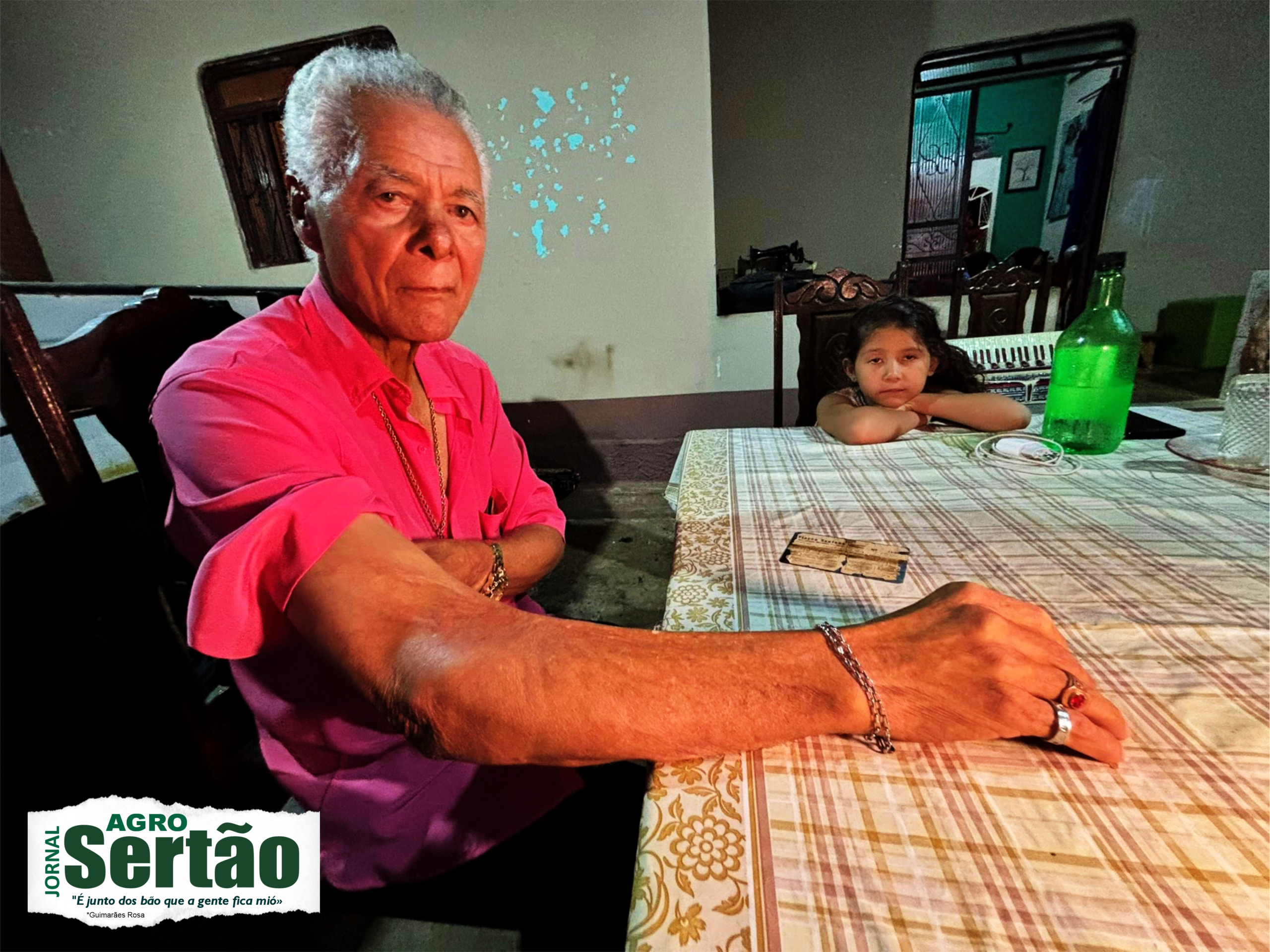 Seu Chicão carrega cicatrizes de queimaduras pelo corpo, marcas que o tempo não apagou. Mais do que números ou registros oficiais, seu relato devolve humanidade ao fato: o caos, os gritos, a dificuldade de reconhecer corpos, famílias que nunca puderam se despedir.