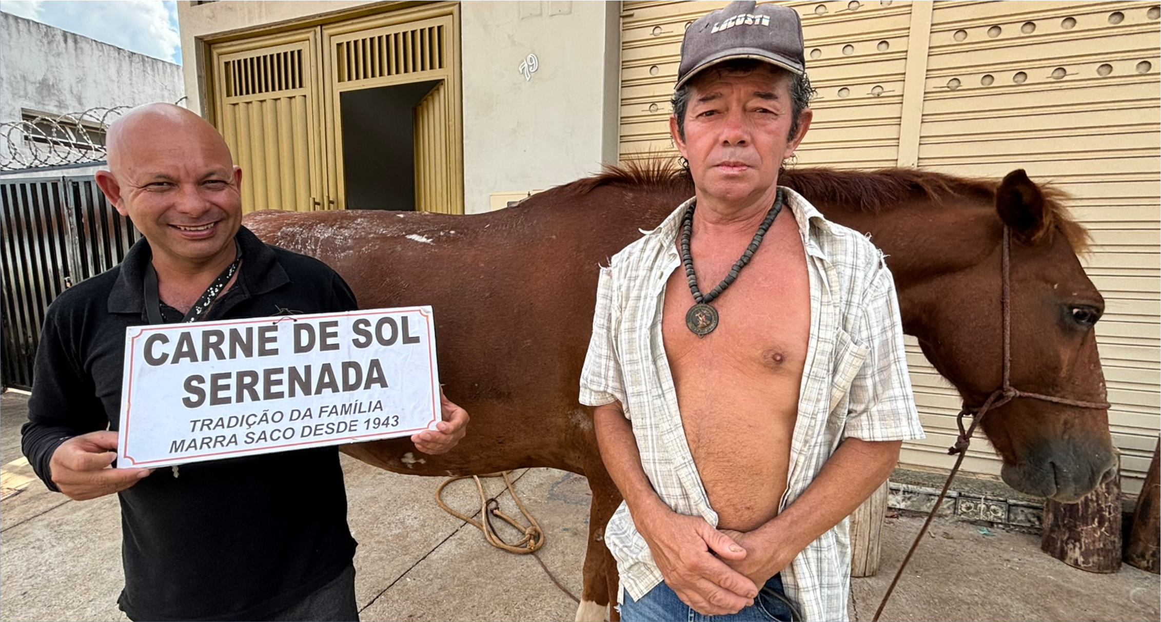 Os Marra-sacos não são apenas uma família numerosa ou conhecida. São parte orgânica da cidade. Estão presentes nos eventos, nas rodas de conversa, nas festas populares e na própria construção simbólica da identidade mirabelense. São, de forma incontestável, responsáveis por uma das maiores referências locais: a famosa carne de sol de Mirabela. Mas o nome que carregam também guarda mistério e mistura — fruto de sobrenomes que se entrelaçaram ao destino do lugar.