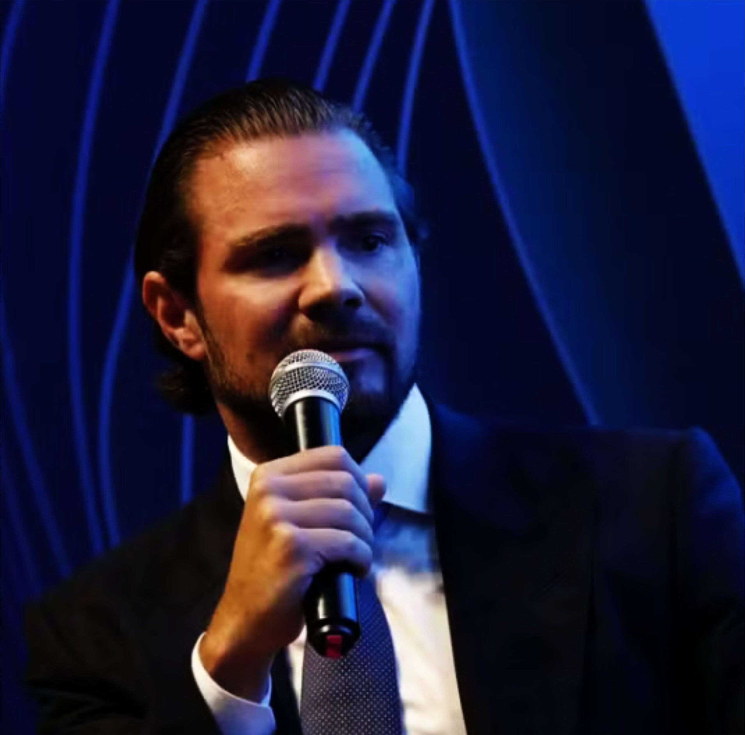 Em 2025, enquanto o Banco Master afundava sob investigações, intervenção do Banco Central e a prisão temporária de seu controlador, cerca de R$ 500 milhões foram direcionados a escritórios de advocacia. Não falo aqui de honorários comuns. Falo de cifras obscenas, concentradas, e firmadas no pior momento da crise, quando o banco já era um problema para o sistema financeiro nacional.