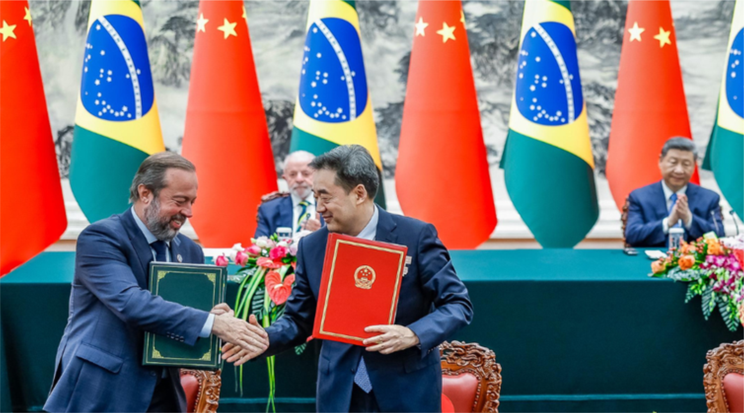 A China não precisa “invadir” o Brasil com soldados para ampliar seu domínio. Sua estratégia é muito mais sofisticada — e silenciosa. Por meio de investimentos bilionários, aquisição de ativos e participação direta em empresas estratégicas, o governo chinês vem expandindo sua influência sobre o setor mineral brasileiro, garantindo acesso a matérias-primas essenciais para sustentar sua indústria e seu projeto de poder global.