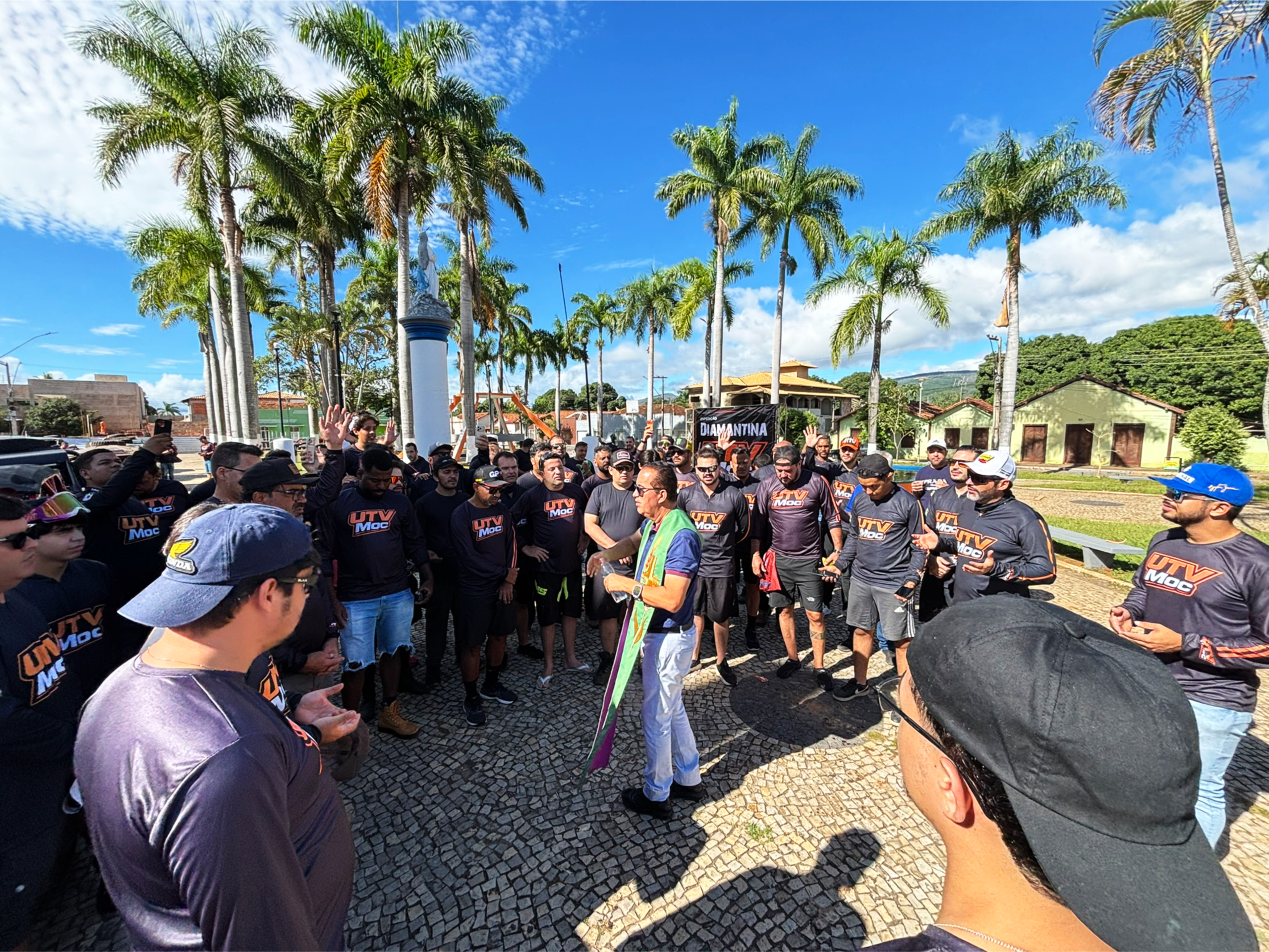 A partida da Expedição Diamantina de UTV aconteceu em um dos cenários mais simbólicos de Buenópolis: em frente à Igreja Matriz, na praça Frei Henrique Ciulli. Ali, entre fé, memória e arquitetura, os motores alinharam-se como se pedissem licença à história.