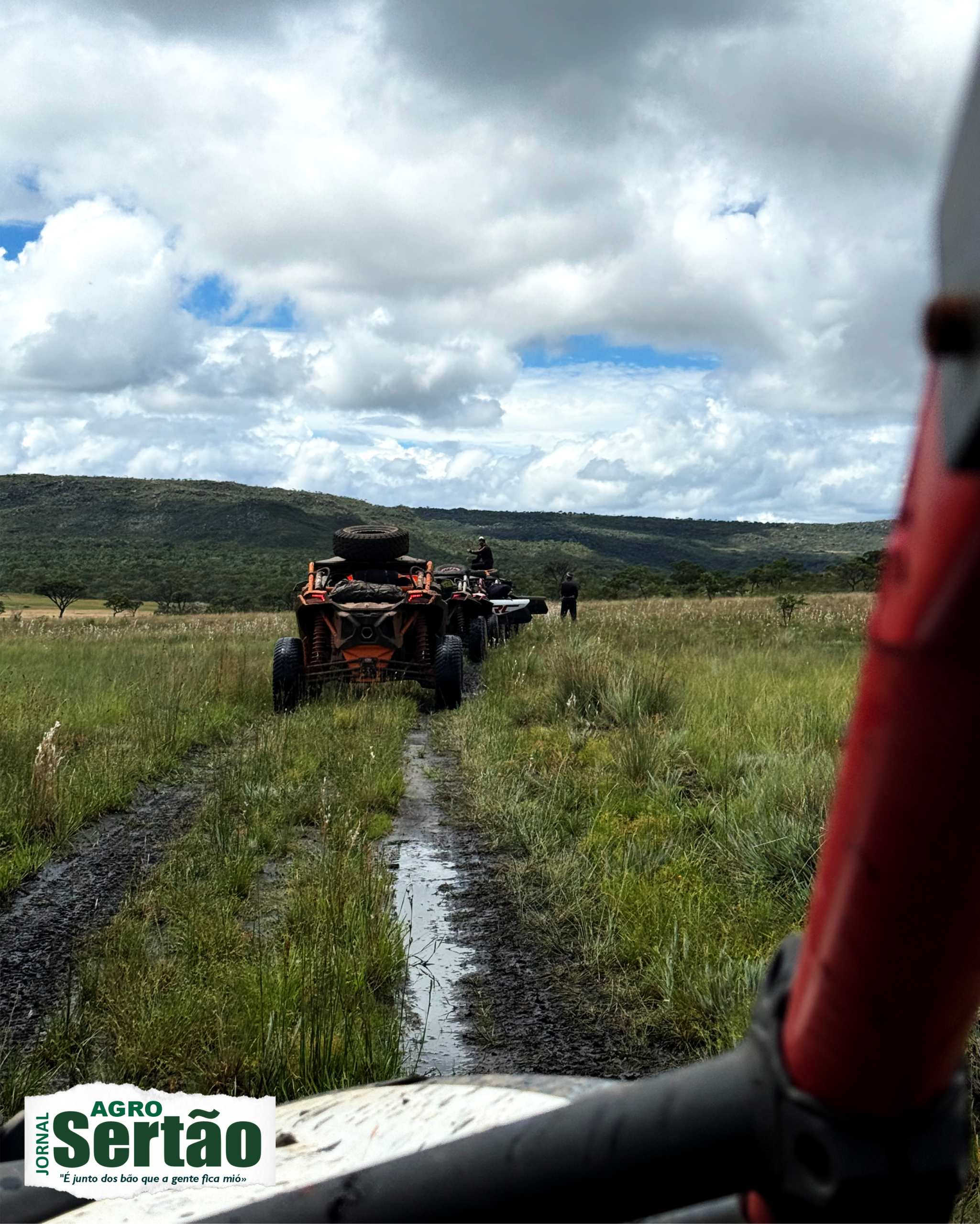 Além dos UTVs, a expedição contou com veículos gaiolas e a presença de pilotos experientes, como o amigo Léo Aleixo, apaixonado pelo esporte de aventura. Na retaguarda, carros 4x4 garantiram suporte com equipe médica e mecânicos de plantão — prova de que aventura também se faz com responsabilidade e organização.