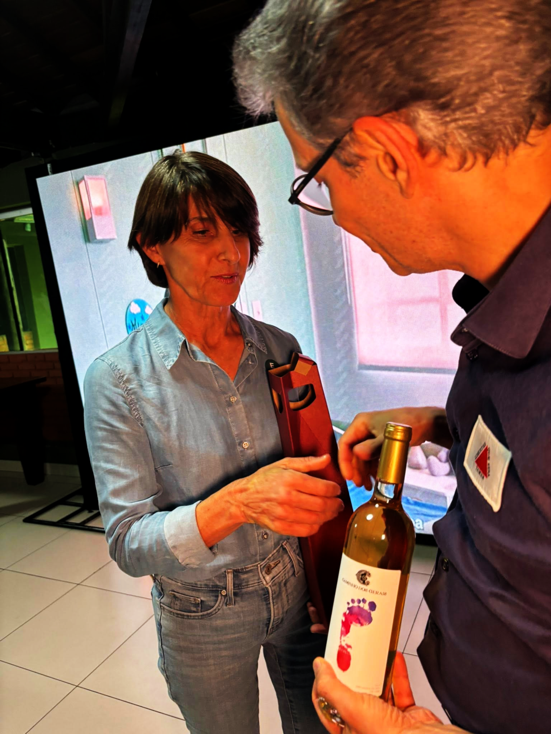 Entre os presentes, destaco nomes de peso para a economia regional: Dário Colares, presidente do Sicoob Credinor, instituição que tem papel estratégico no crédito rural; Reginaldo Ferreira, diretor do BDMG e conterrâneo de Salinas; Flávio Oliveira, presidente da Sociedade Rural; e a produtora Hilda Losch, que hoje desenvolve a vitivinicultura na zona rural de Claro dos Poções, mostrando que o sertão também pode produzir vinhos de qualidade e agregar valor à terra.