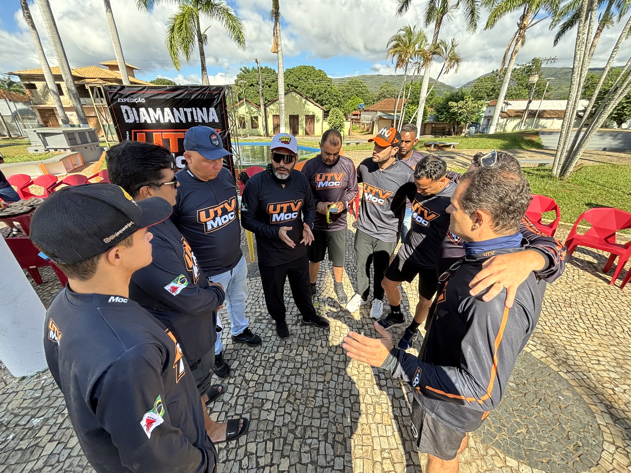 Antes mesmo do ronco dos motores ecoar pelas montanhas, era preciso compreender o cenário que acolheu a largada da 5ª Expedição Diamantina de UTV. Buenópolis não é apenas um ponto no mapa — é um encontro harmonioso entre o urbano e o natural, entre tradição e paisagem.