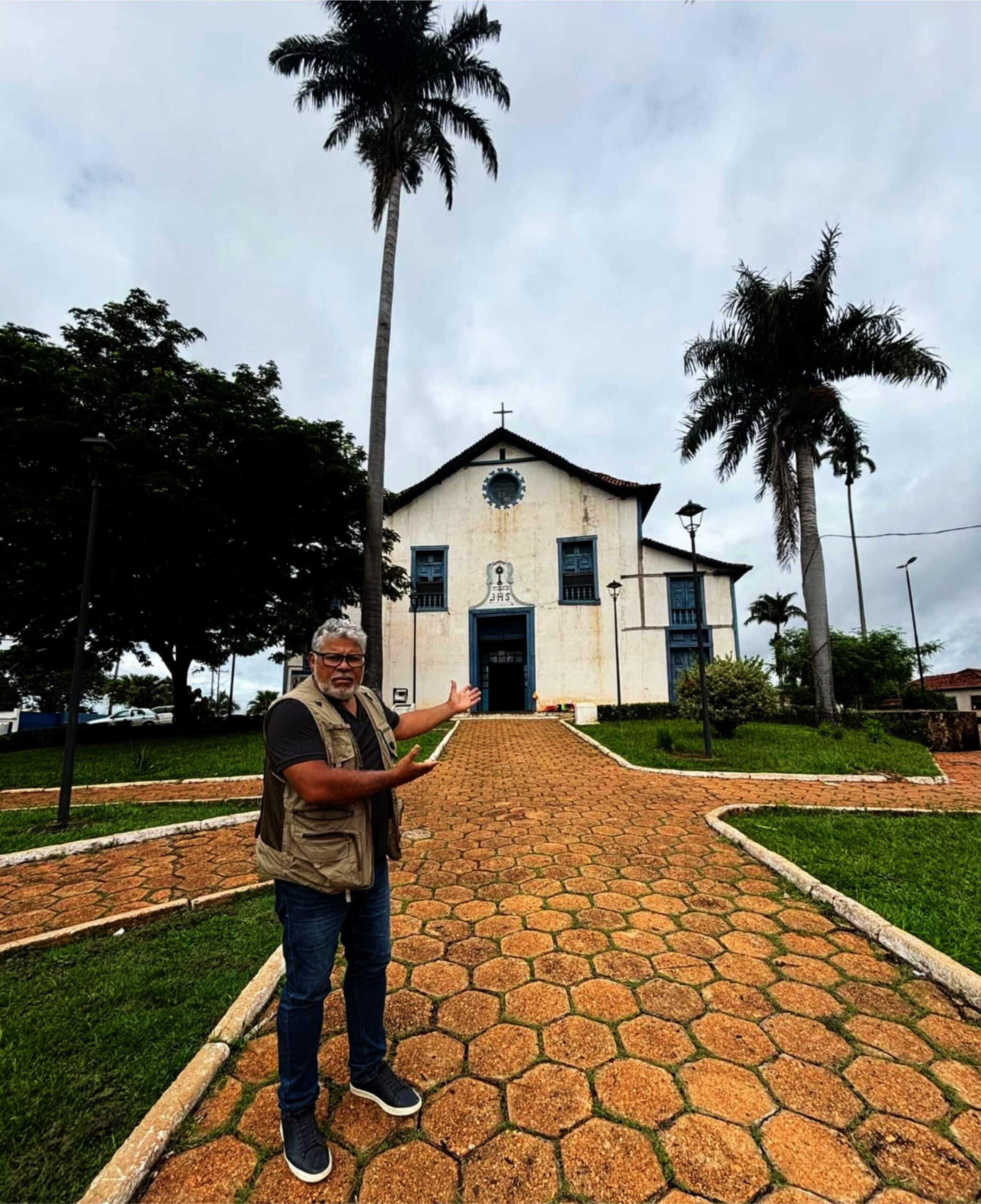 Nesta última visita, fiz uma verdadeira imersão. Caminhei pelas ruas antigas, observei fachadas que resistem ao tempo, ouvi histórias contadas com orgulho e simplicidade. Paracatu não é apenas um ponto no mapa: é um território de encontros entre o Brasil colonial e o Brasil contemporâneo, entre a rusticidade do sertão e a sofisticação de uma cultura que aprendeu a se reinventar.