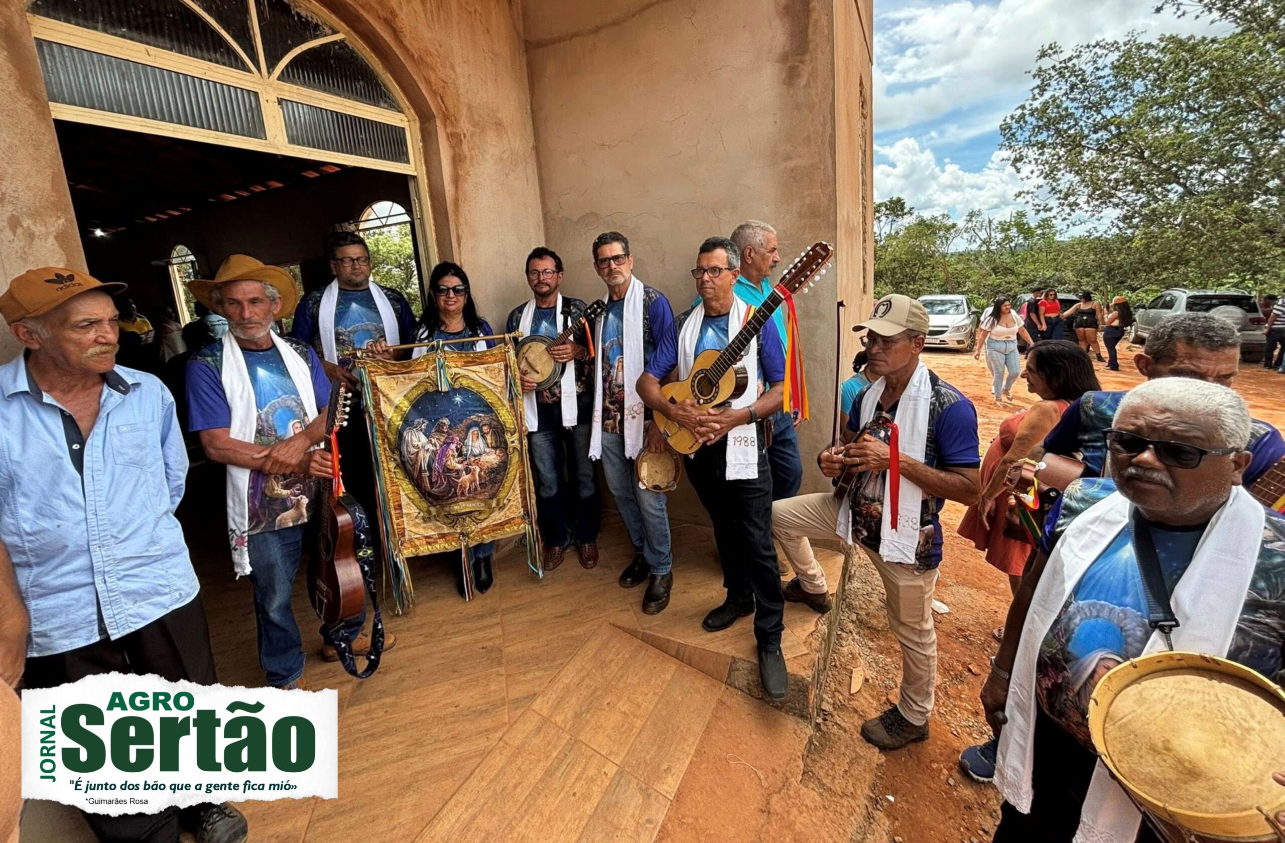 A Folia de Reis é mais do que uma celebração religiosa: é um elo vivo entre gerações, um testemunho do patrimônio cultural imaterial que molda a identidade brasileira. De origem portuguesa e espanhola, trazida ao Brasil no século XIX, a folia louva a visita dos Três Reis Magos ao menino Jesus e, tradicionalmente, acontece entre 24 de dezembro e 6 de janeiro. Bandeiras ao vento, vestimentas coloridas, instrumentos afinados e palhaços anunciam a chegada dos foliões às casas, levando cantos, bênçãos e esperança.