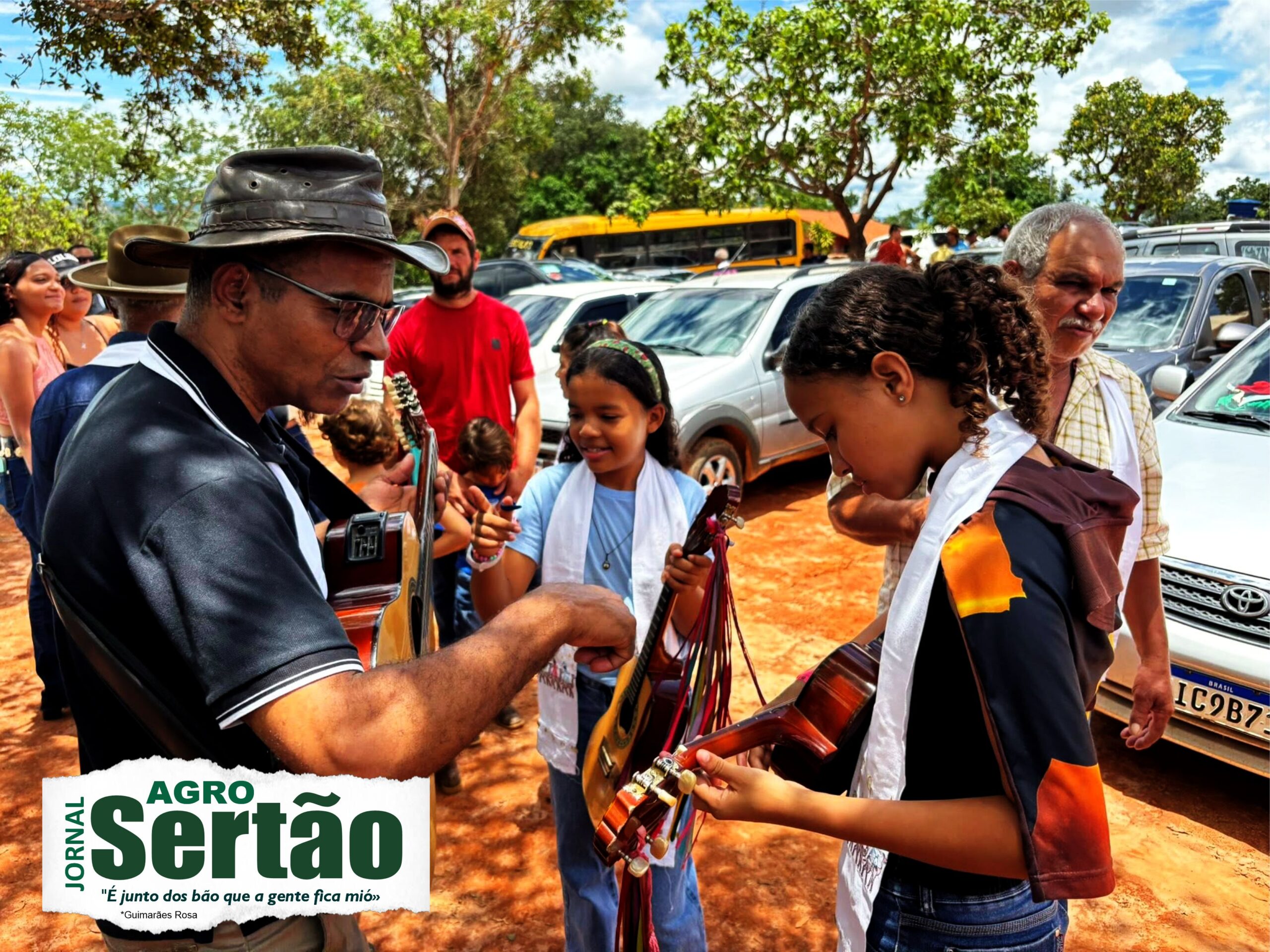 A Folia de Reis é mais do que uma celebração religiosa: é um elo vivo entre gerações, um testemunho do patrimônio cultural imaterial que molda a identidade brasileira. De origem portuguesa e espanhola, trazida ao Brasil no século XIX, a folia louva a visita dos Três Reis Magos ao menino Jesus e, tradicionalmente, acontece entre 24 de dezembro e 6 de janeiro. Bandeiras ao vento, vestimentas coloridas, instrumentos afinados e palhaços anunciam a chegada dos foliões às casas, levando cantos, bênçãos e esperança.