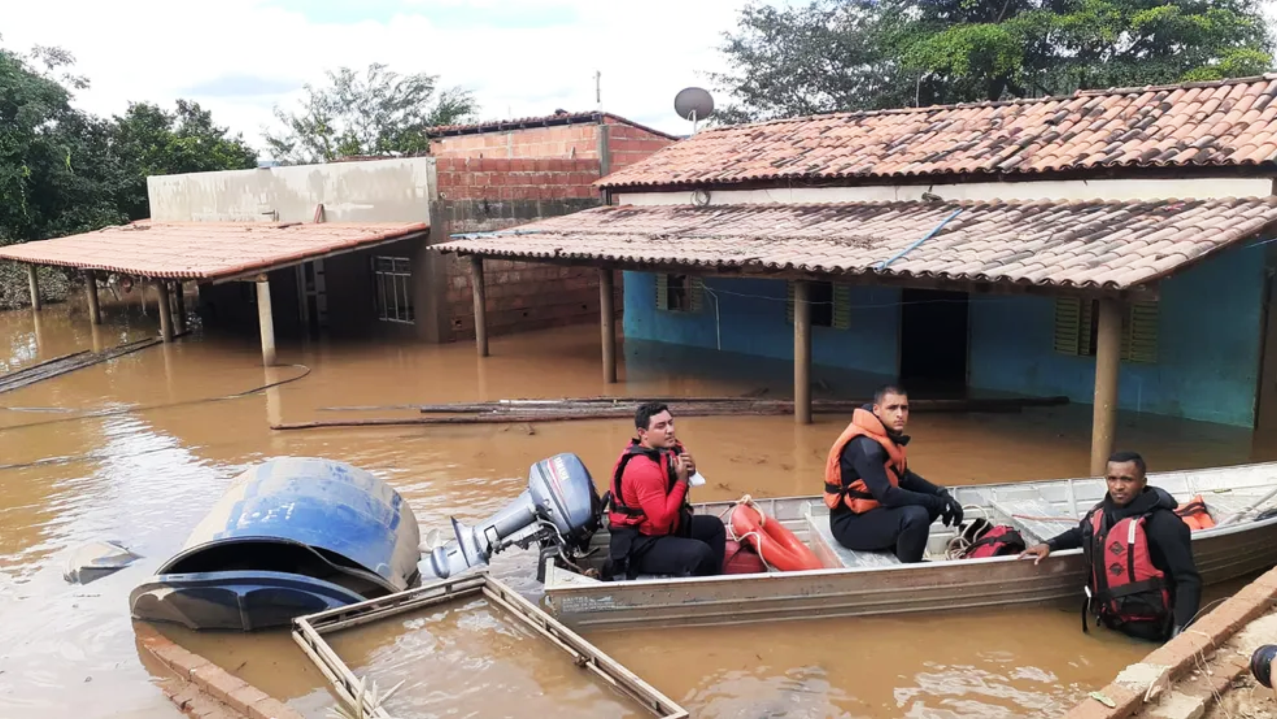 Se antes a angústia era a ausência de água, hoje é o excesso. Alagamentos em cidades como Porteirinha, Espinosa, Salinas, Rio Pardo de Minas e Juramento, famílias retiradas de suas casas, extravasamento de barragens, ruas submersas, prejuízos materiais e emocionais. A pergunta que ecoa é inevitável: estamos preparados?