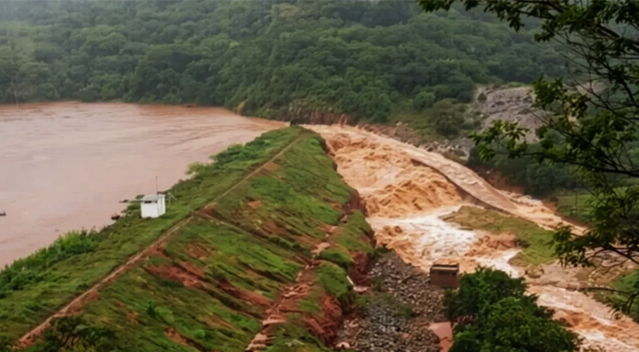 Agora, nos primeiros meses de 2026, a realidade bateu à porta do Norte de Minas. A barragem de Lages, em Porteirinha, extravasou devido ao grande volume de chuvas. Vinte e cinco famílias foram retiradas preventivamente. O Governo afirmou que a situação estava controlada, mas sob atenção permanente.
