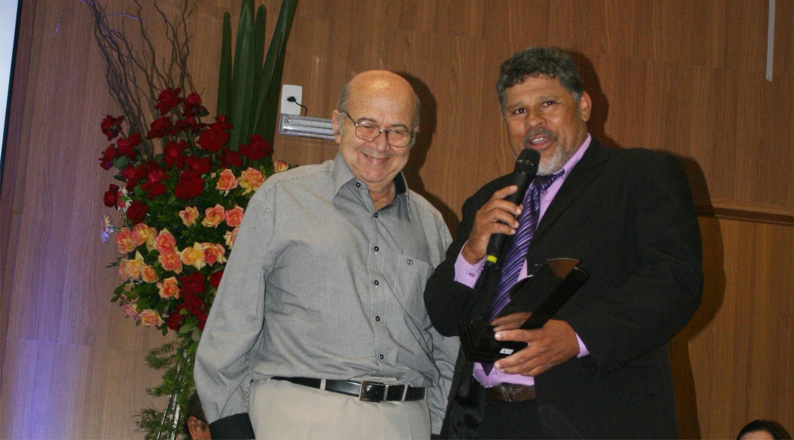 
Foi nesse cenário que nasceu, em 1944, a lendária Rádio Sociedade ZYD7, fruto da iniciativa de um grupo de montes-clarenses com apoio do político paulista Adhemar de Barros. Mais tarde, a emissora passaria para as mãos do empresário João Saad, que ajudaria a fortalecer a estrutura da rádio e ampliar sua presença no Norte de Minas.
